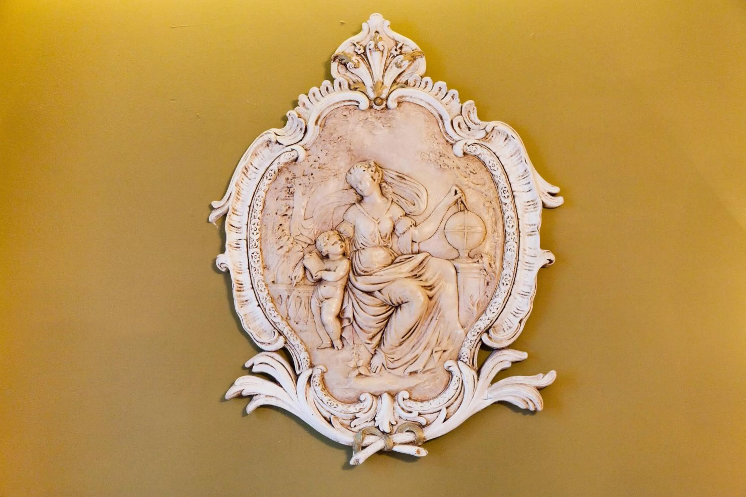 Decorative detail in Hotel Diamonds and Pearls