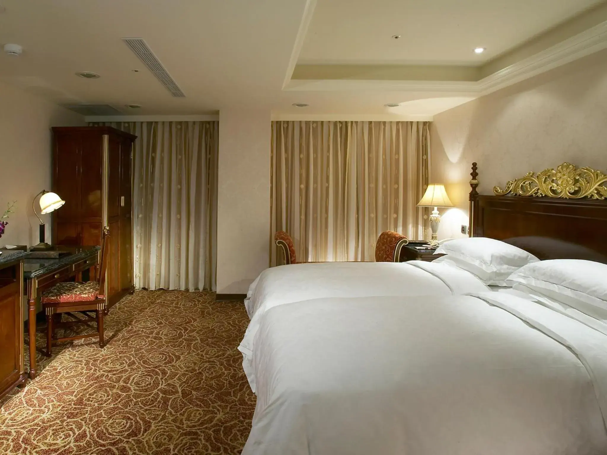 Executive Twin Room in Royal Seasons Hotel Taipei-Nanjing W
