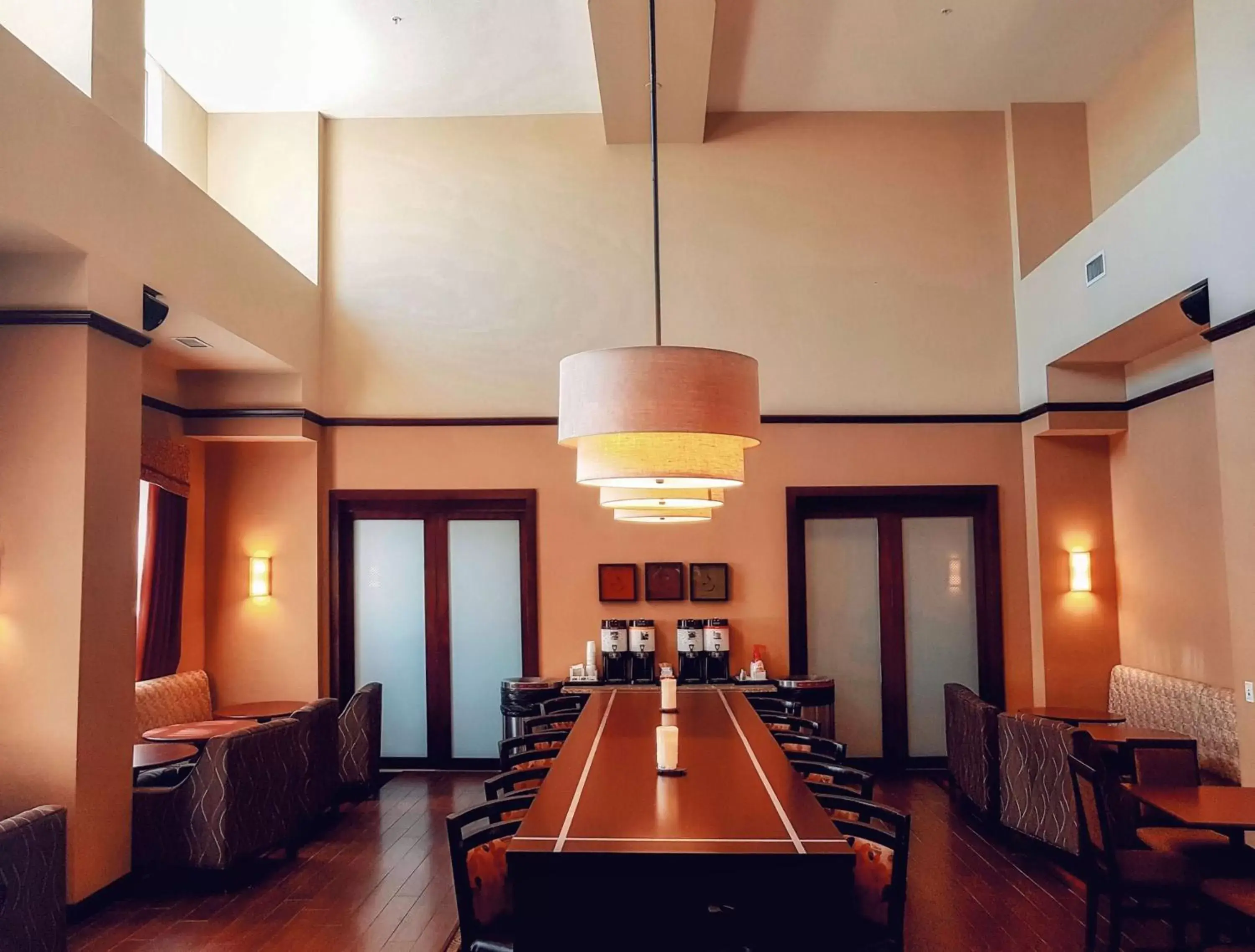 Dining area in Hampton Inn & Suites by Hilton Edmonton International Airport