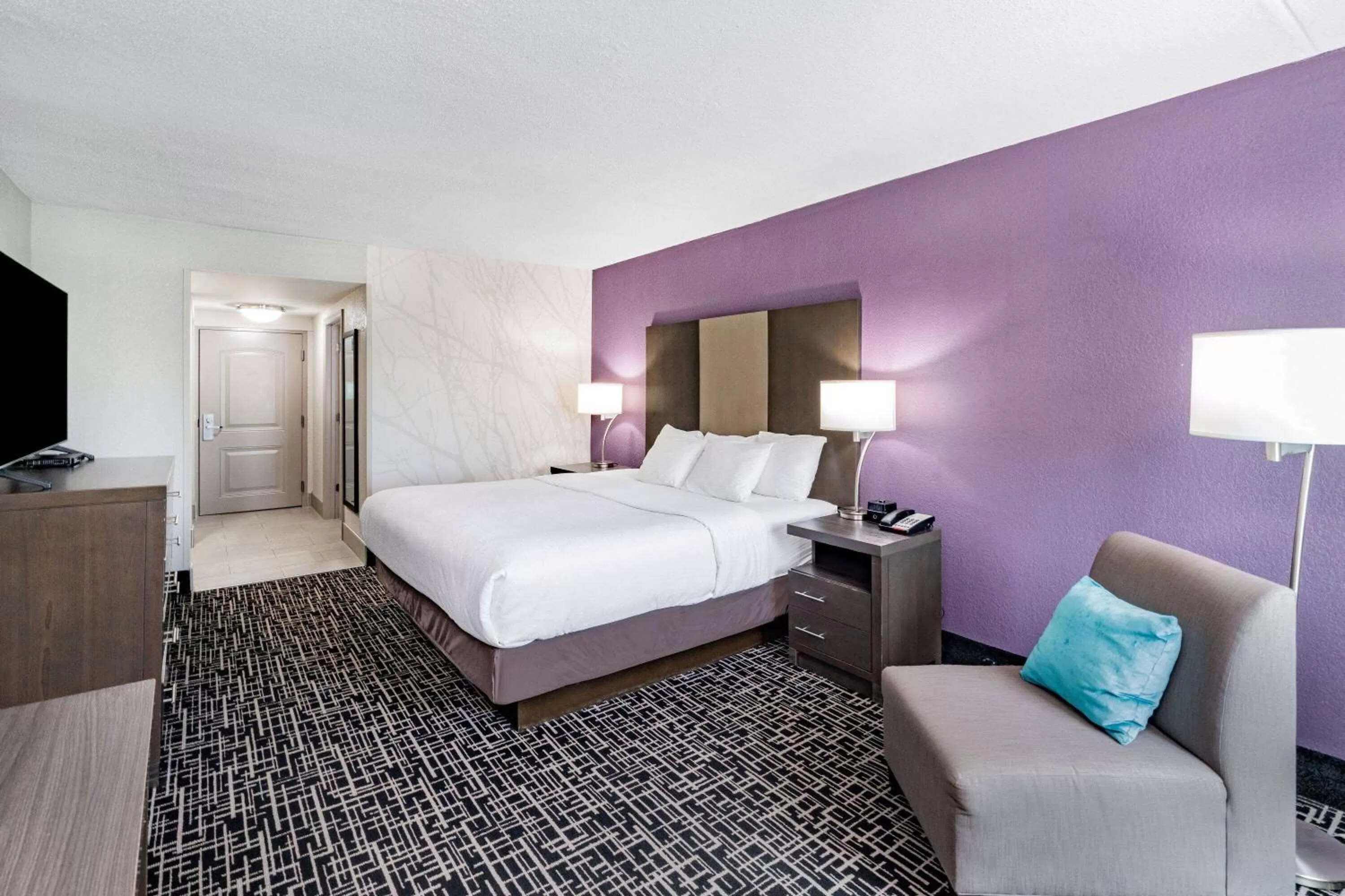 Photo of the whole room, Bed in La Quinta by Wyndham Chattanooga - East Ridge