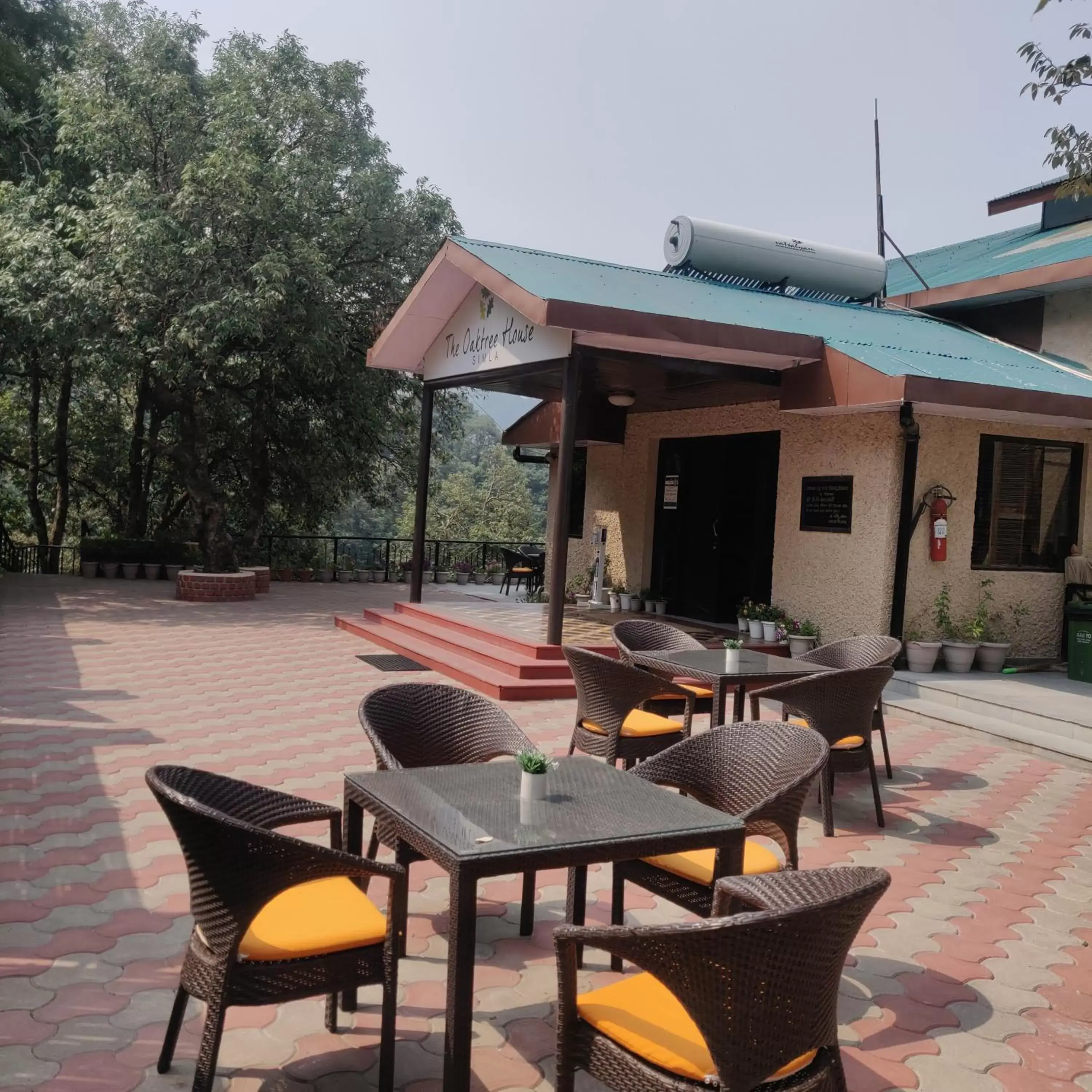 Property building in The Oaktree House Property building in The Oaktree House