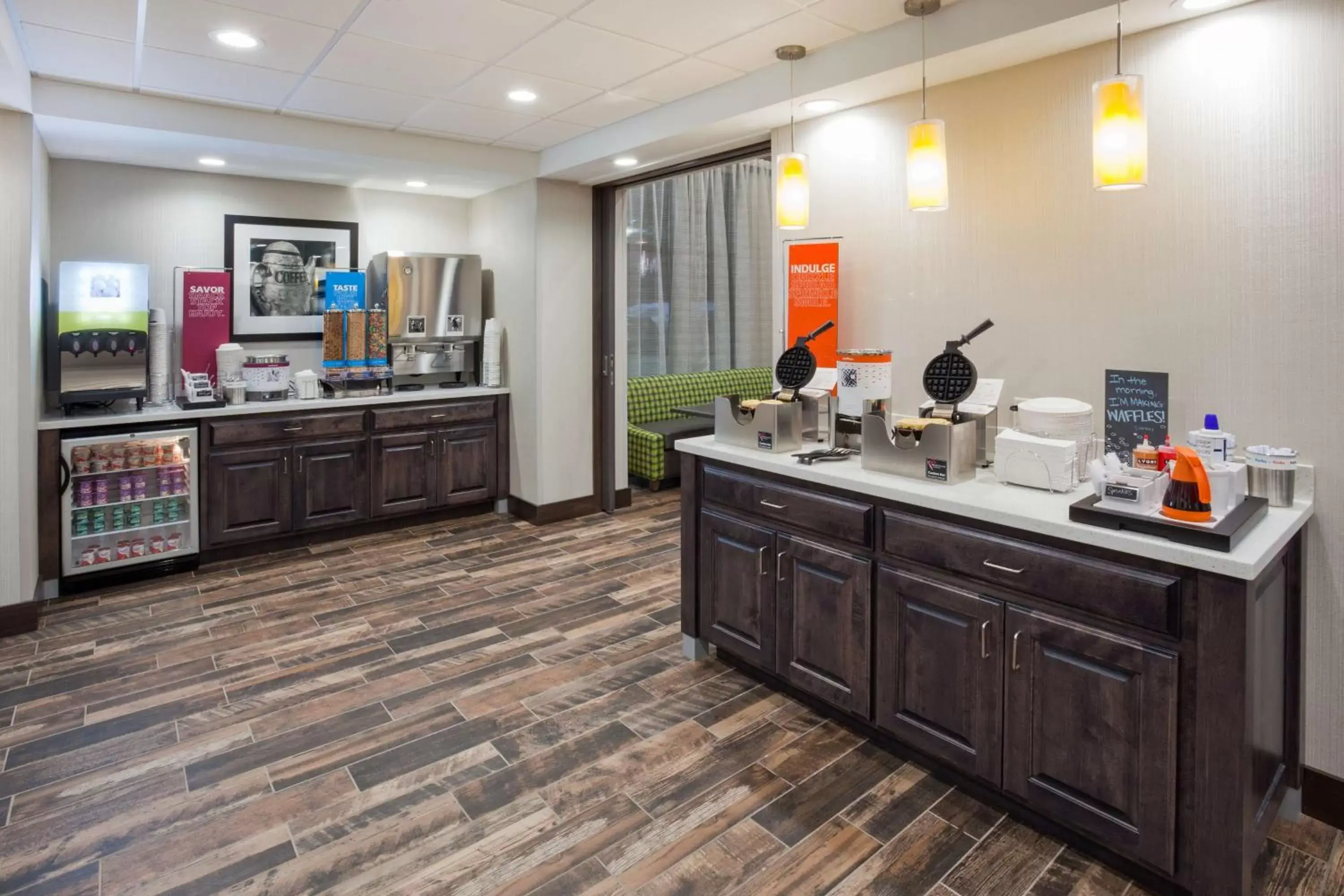 Dining area, Kitchen/Kitchenette in Hampton Inn & Suites Sioux City South, IA