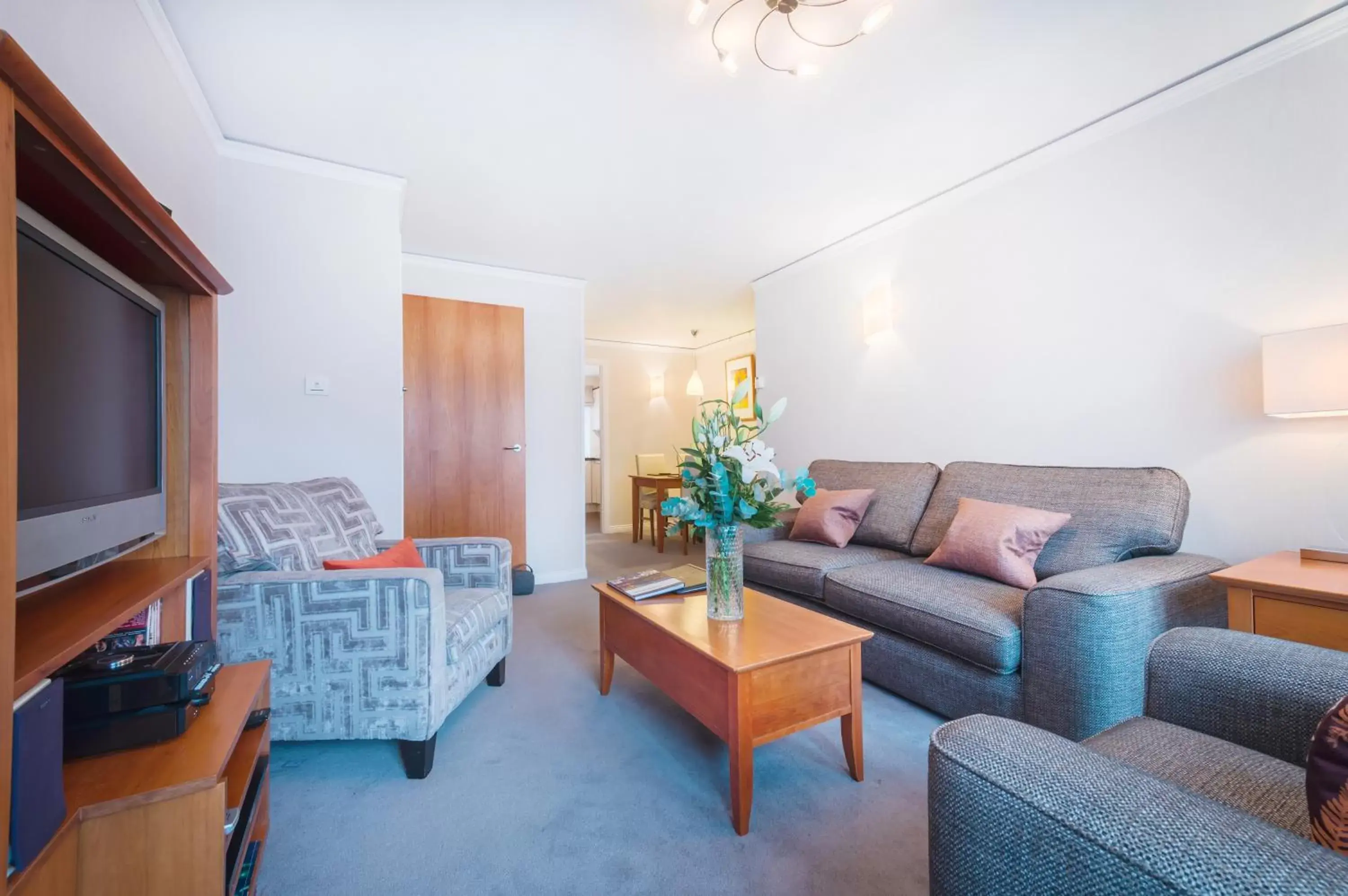 Living room, Seating Area in The Knight Residence by Mansley