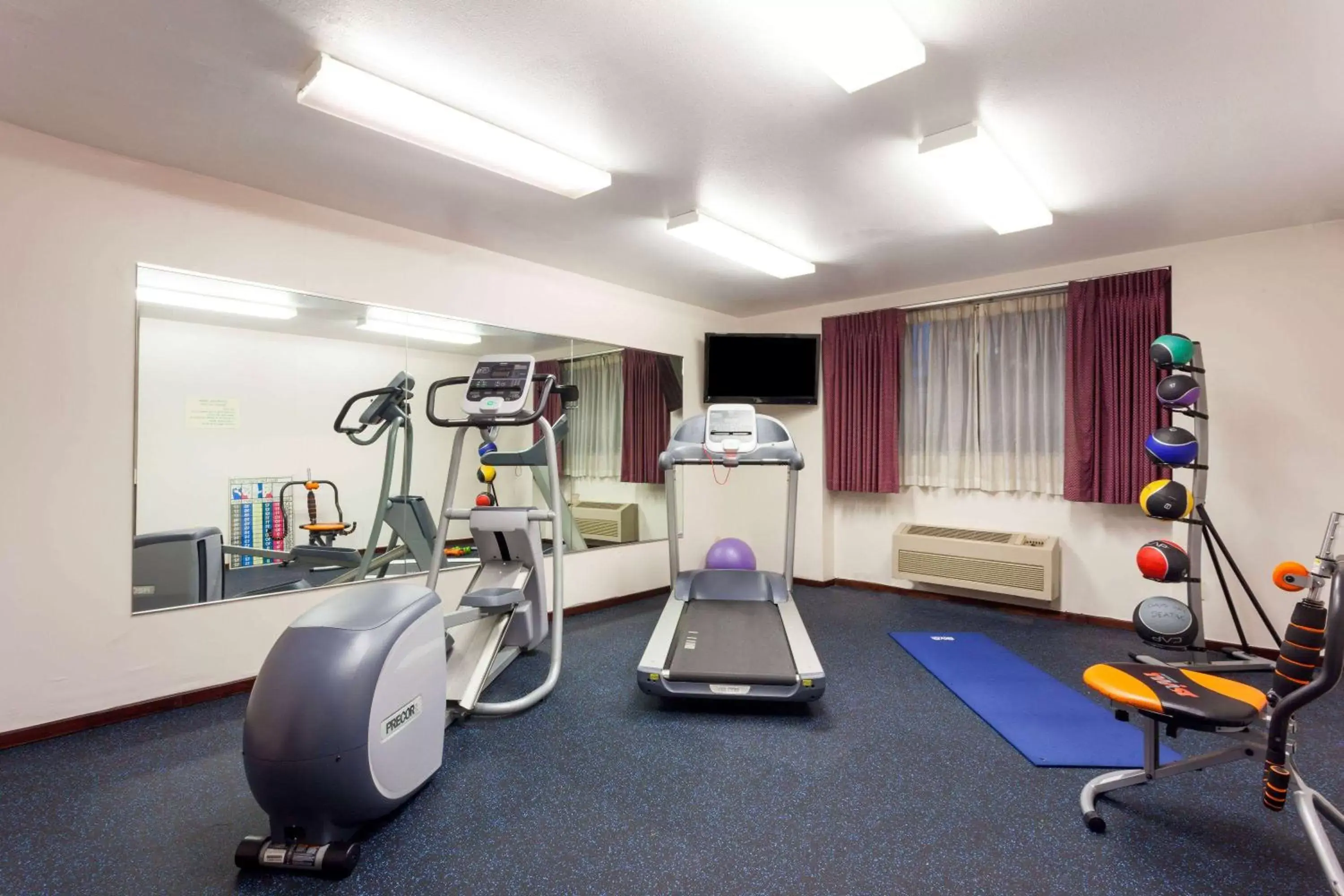 Fitness centre/facilities, Fitness Center/Facilities in Days Inn by Wyndham Seatac Airport