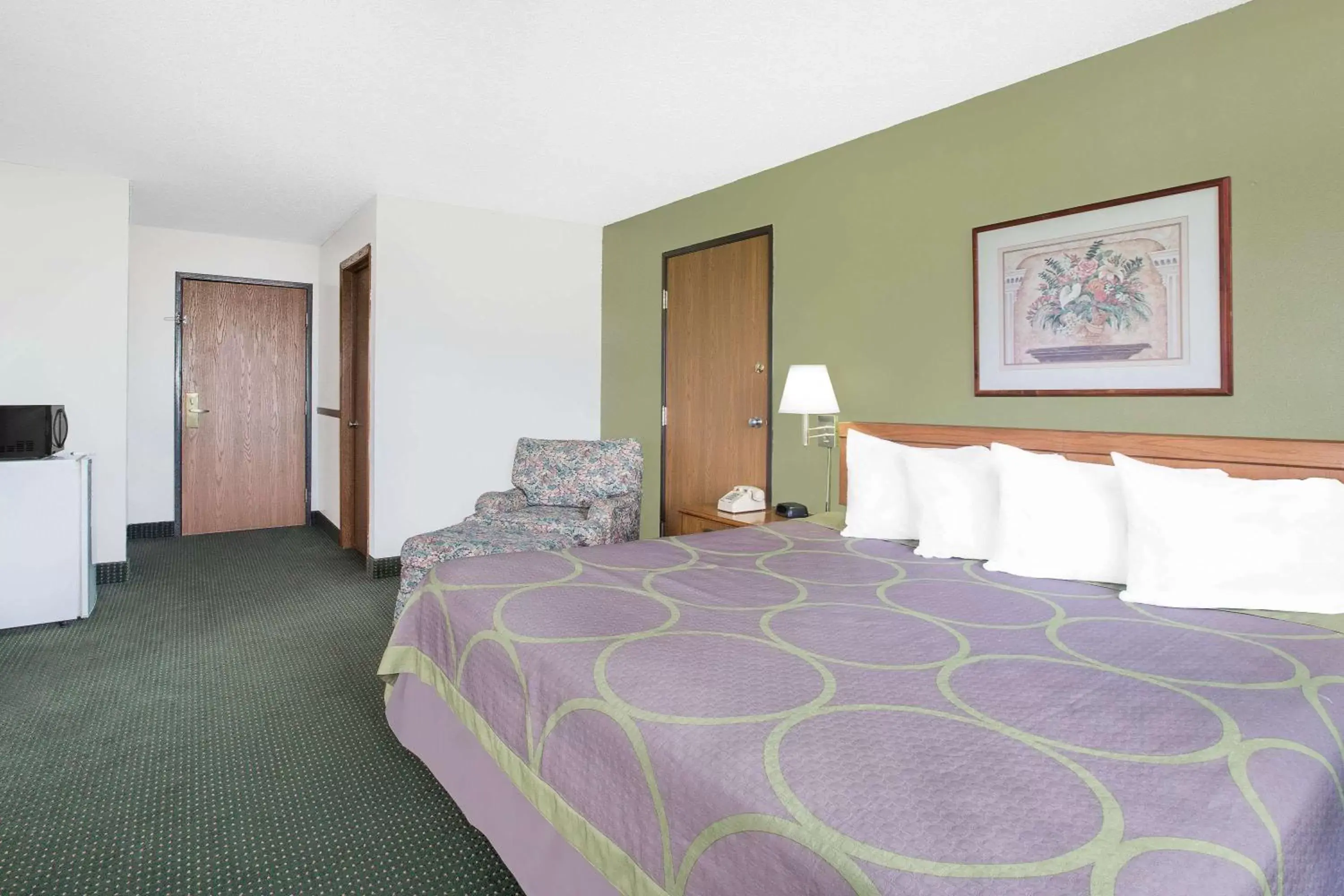 Photo of the whole room, Bed in Super 8 by Wyndham Chillicothe