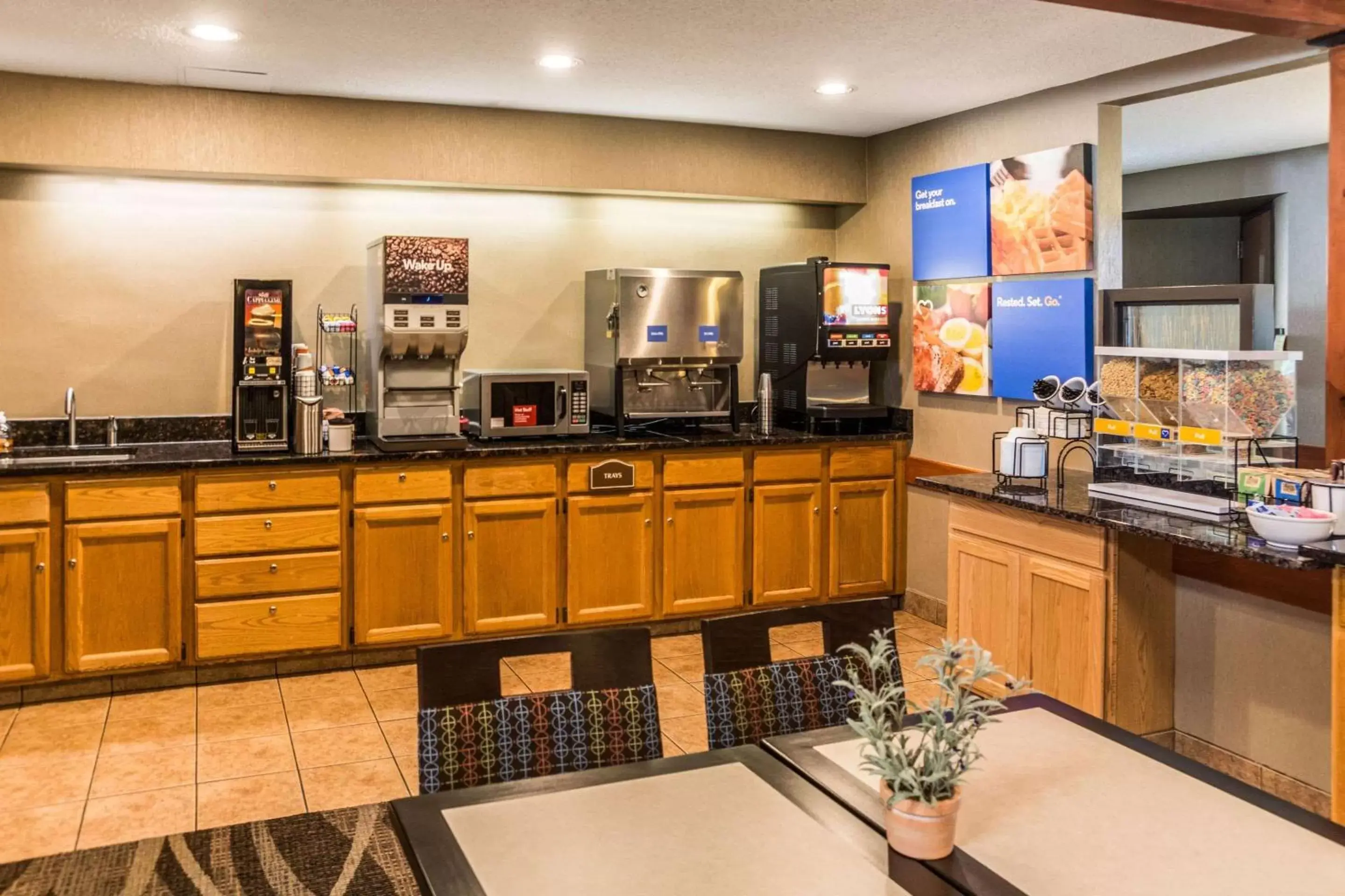 Restaurant/Places to Eat in Comfort Inn West