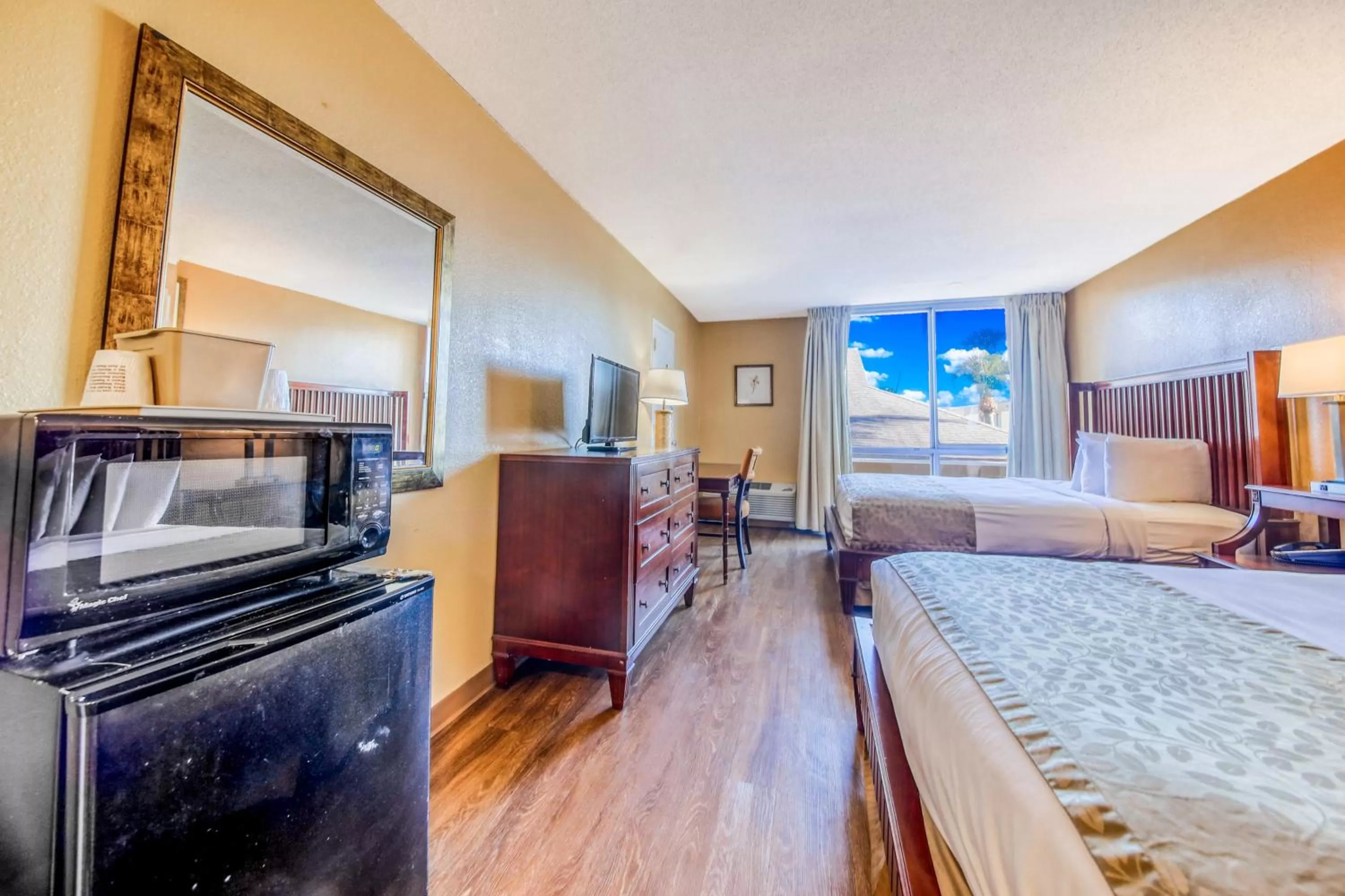 Photo of the whole room in Floridian Express International Drive