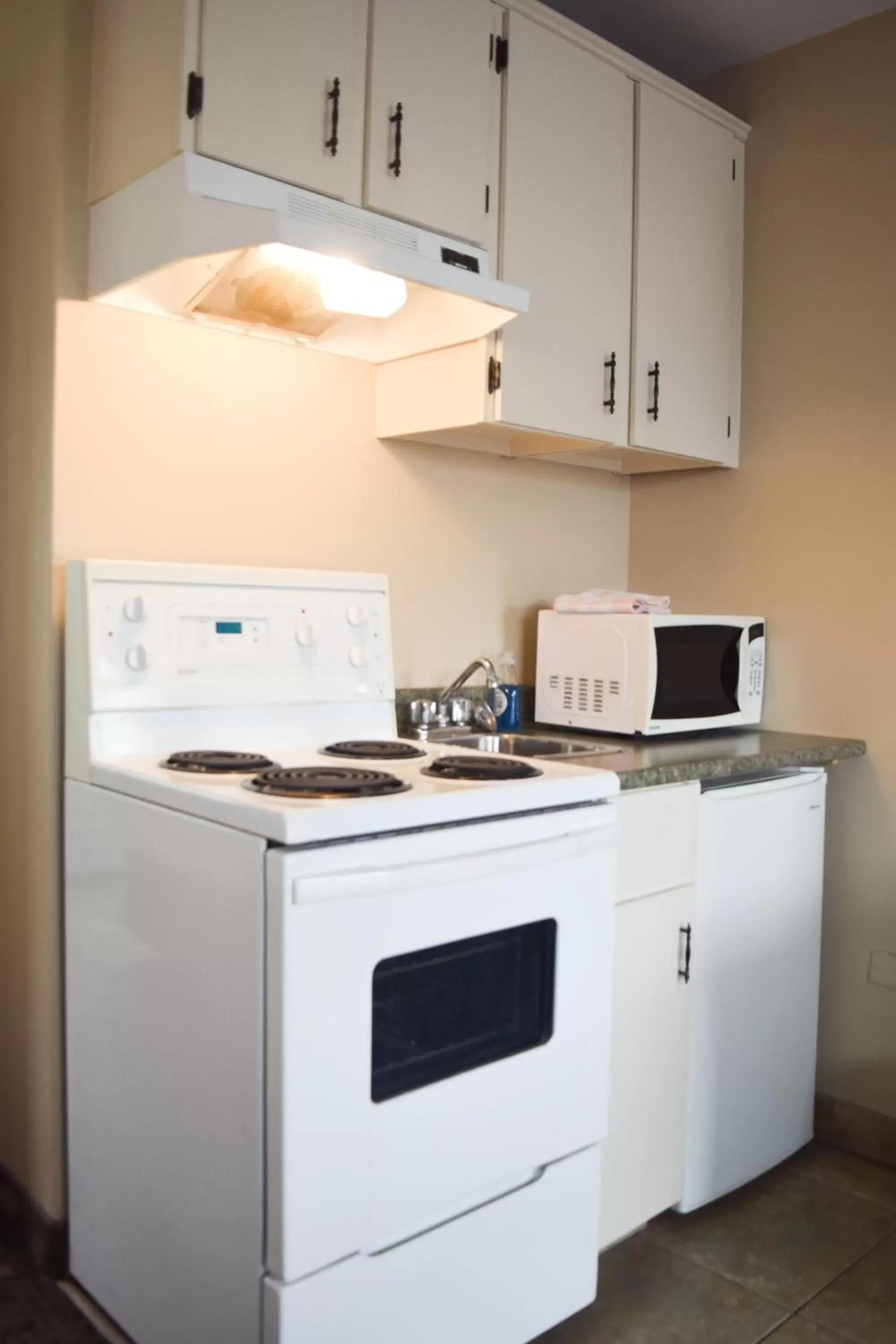 Kitchen/Kitchenette in Canadas Best Value Inn & Suites-Charlottetown