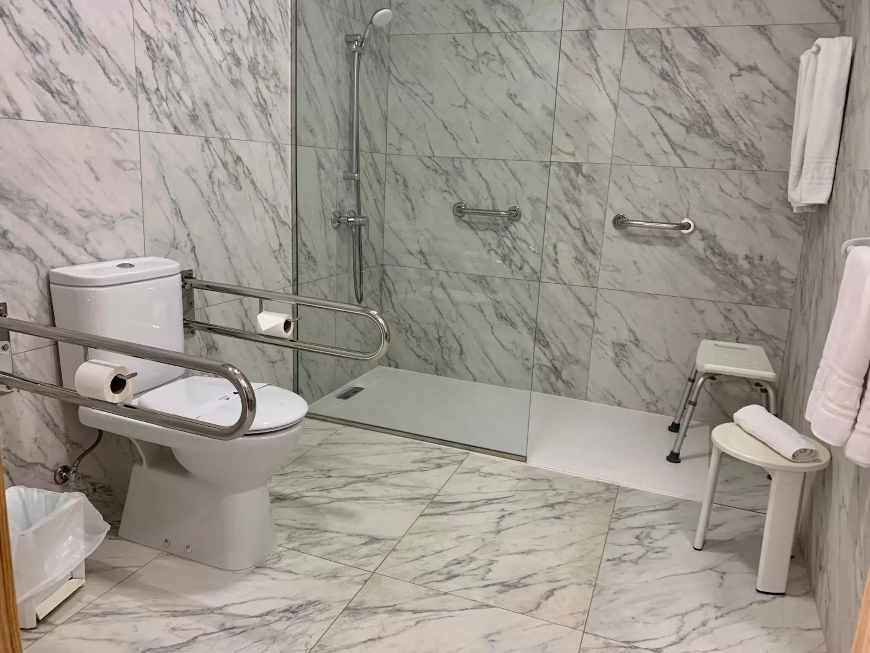 Shower, Bathroom in Hospedium Hotel Continental