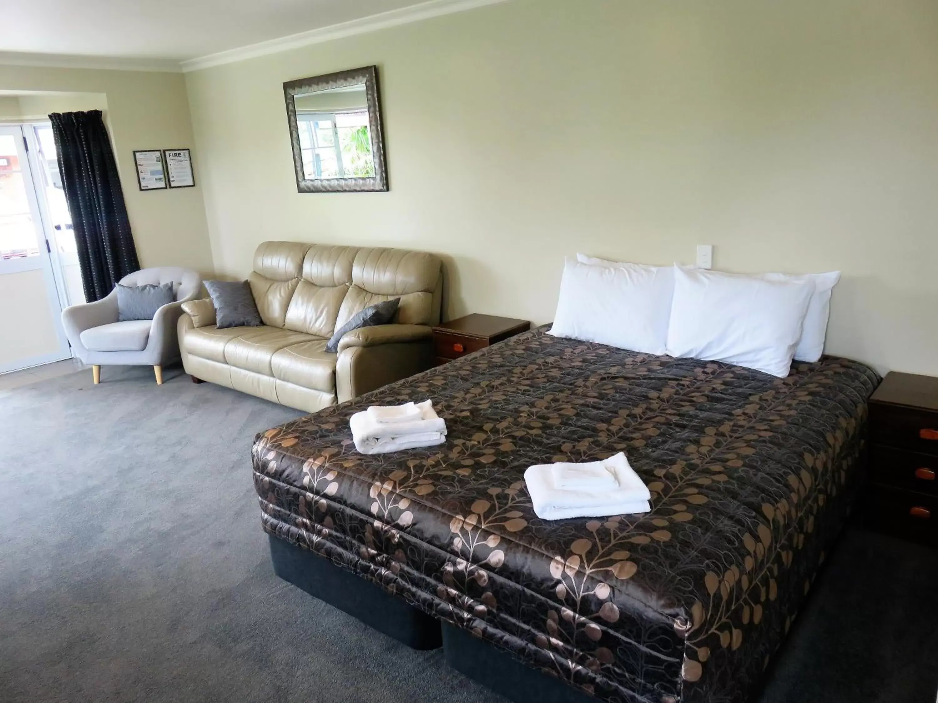 Living room, Bed in Admirals Motor Lodge
