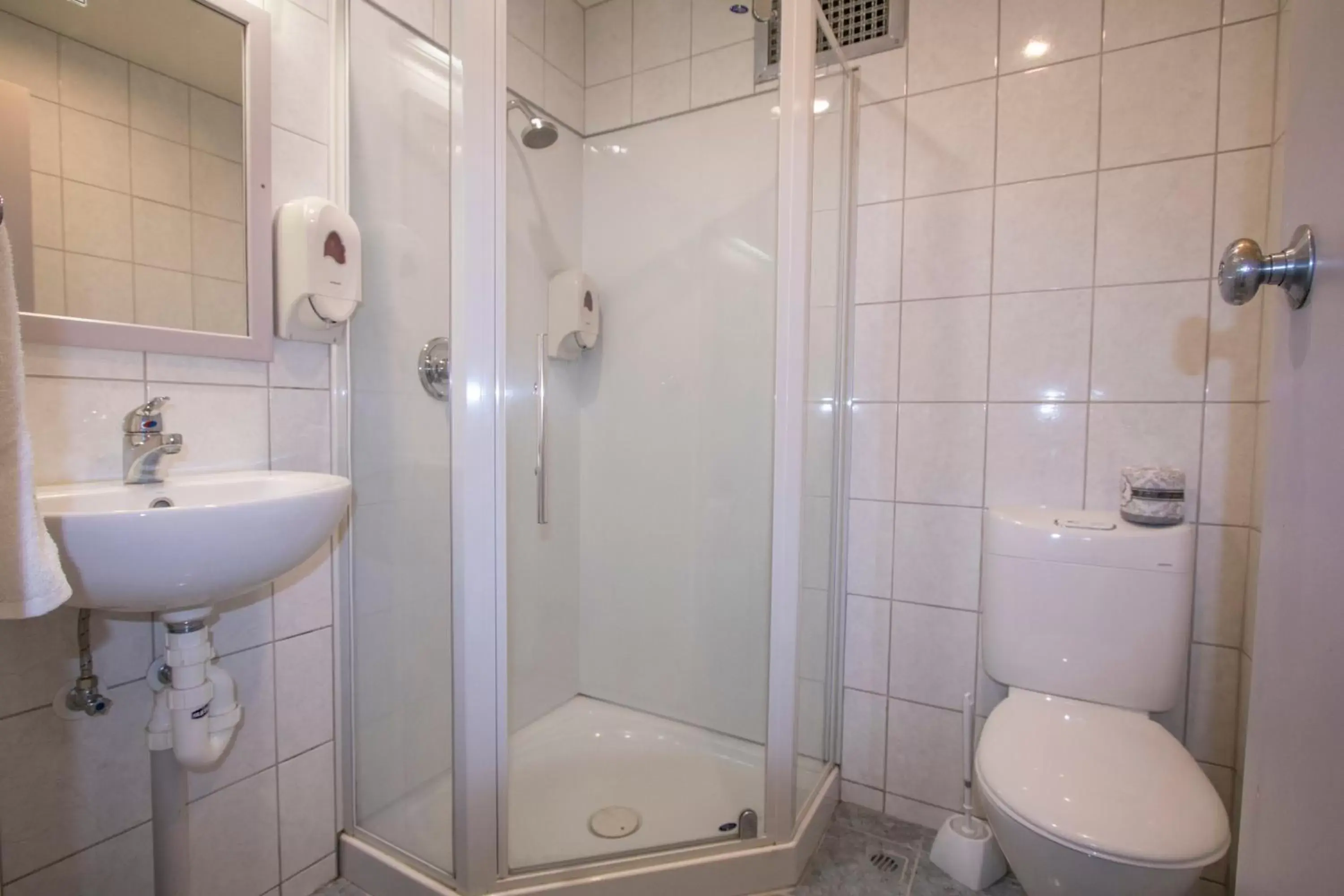 Shower, Bathroom in Hotel Waterloo & Backpackers