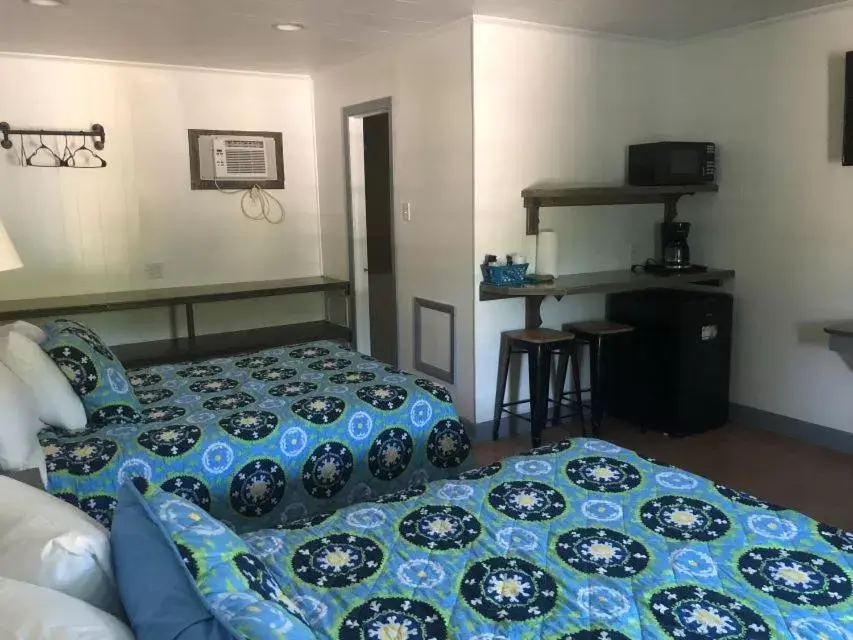 Photo of the whole room in Swell Motel