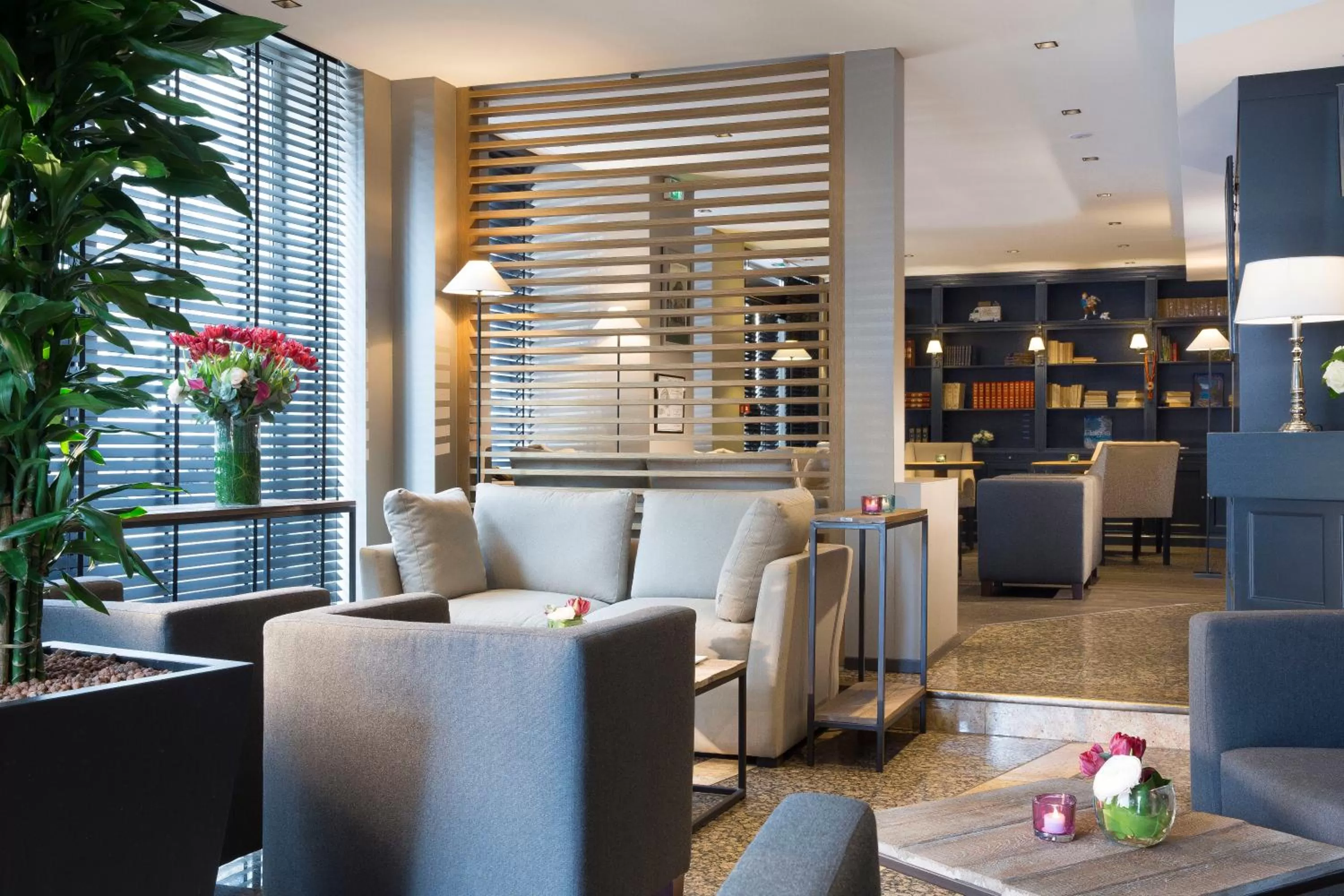 Library in Hôtel Albert 1er Paris Lafayette