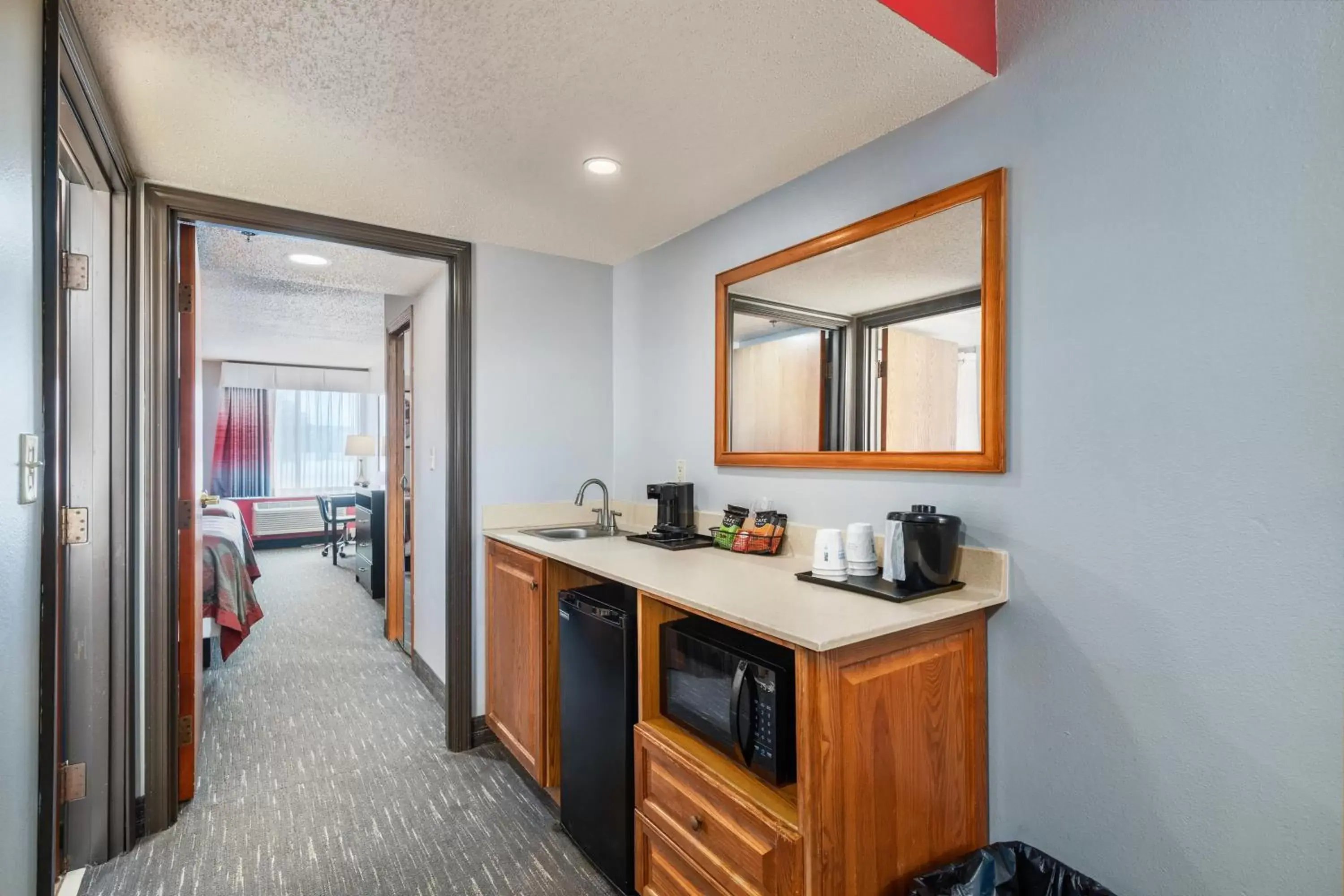 Kitchen or kitchenette, Kitchen/Kitchenette in Ramada by Wyndham Sioux Falls Airport - Waterpark Resort & Event Center