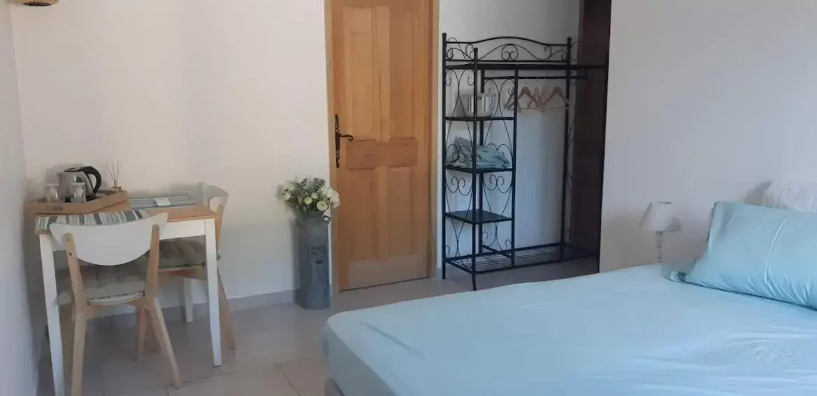 Bedroom, Bed in Maison d'Hôtes & Spa La Chêneraie-Provence Ventoux