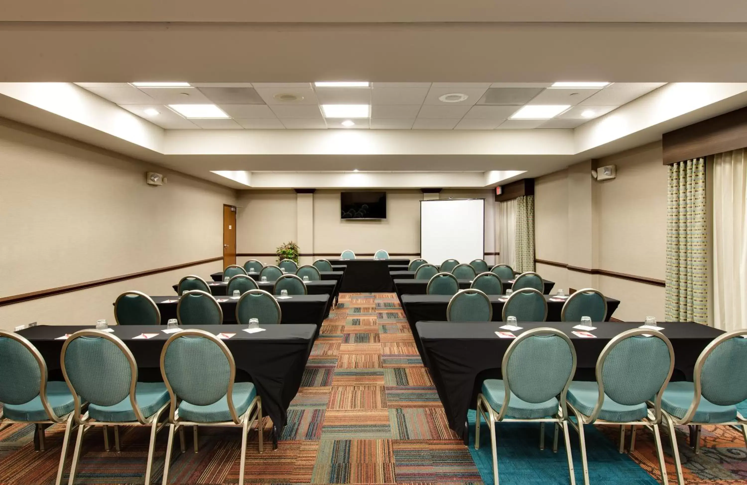 Meeting/conference room in Hotel Indigo Chicago - Vernon Hills, an IHG Hotel