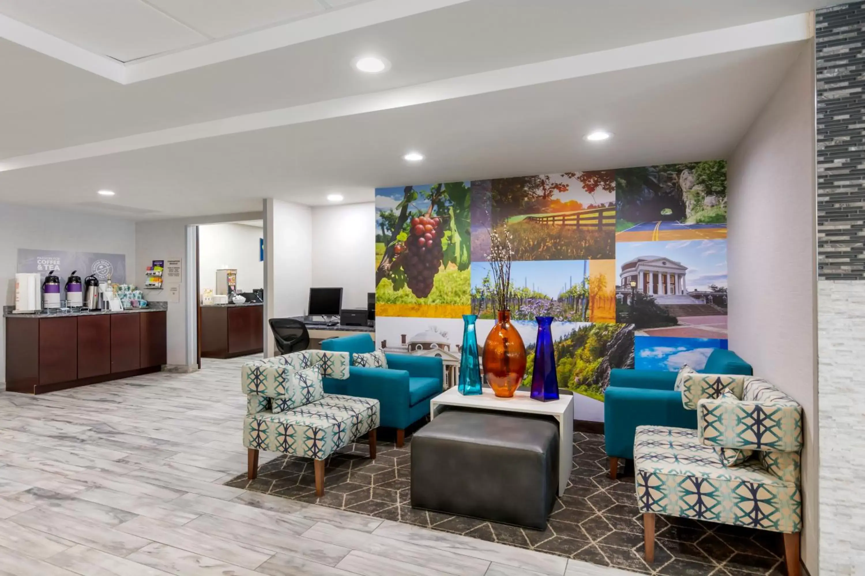 Coffee/tea facilities, Seating Area in Clarion Pointe Charlottesville