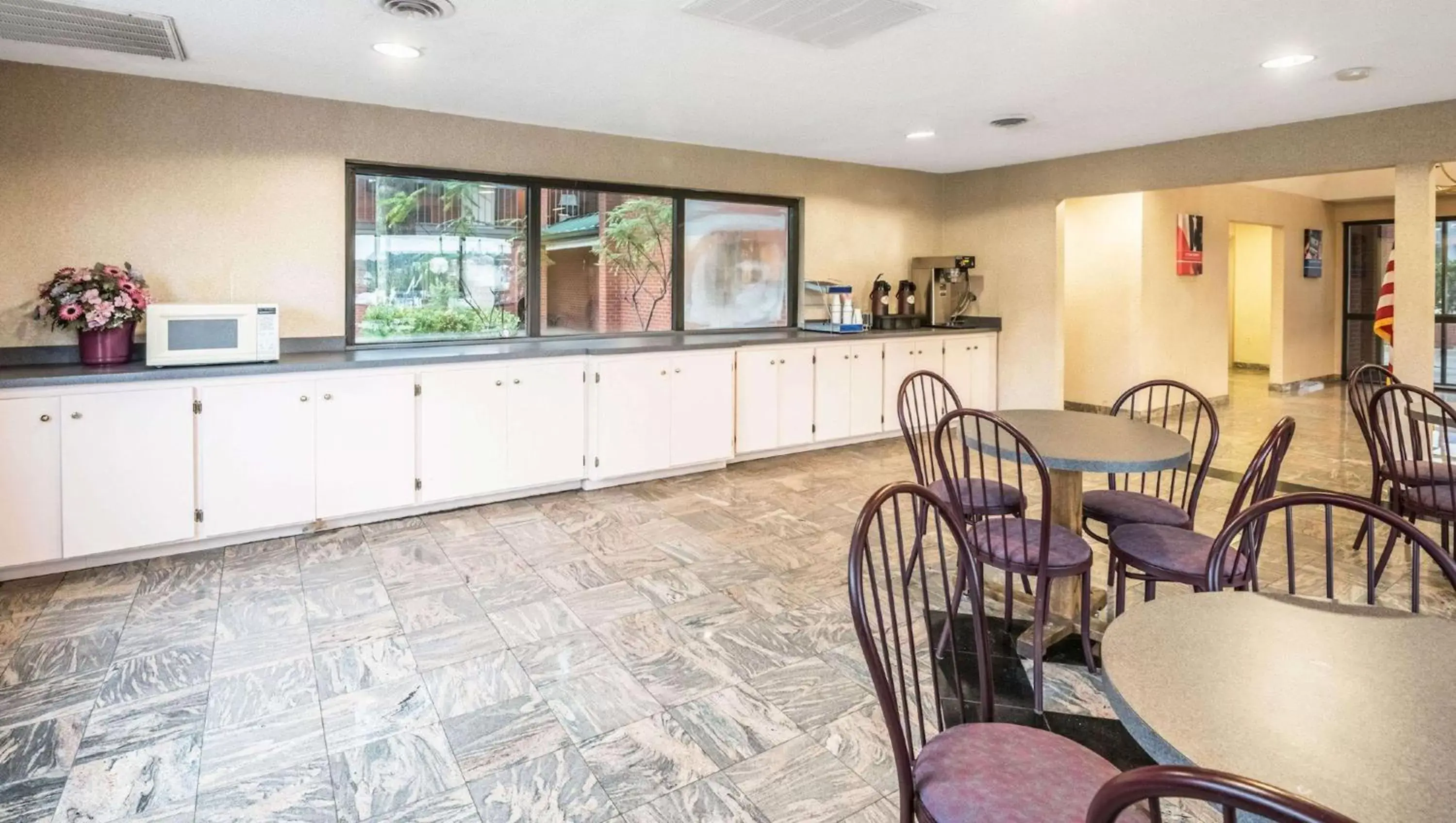 Lobby or reception in Studios and Suites 4 Less Emporia Lobby or reception in Studios and Suites 4 Less Emporia