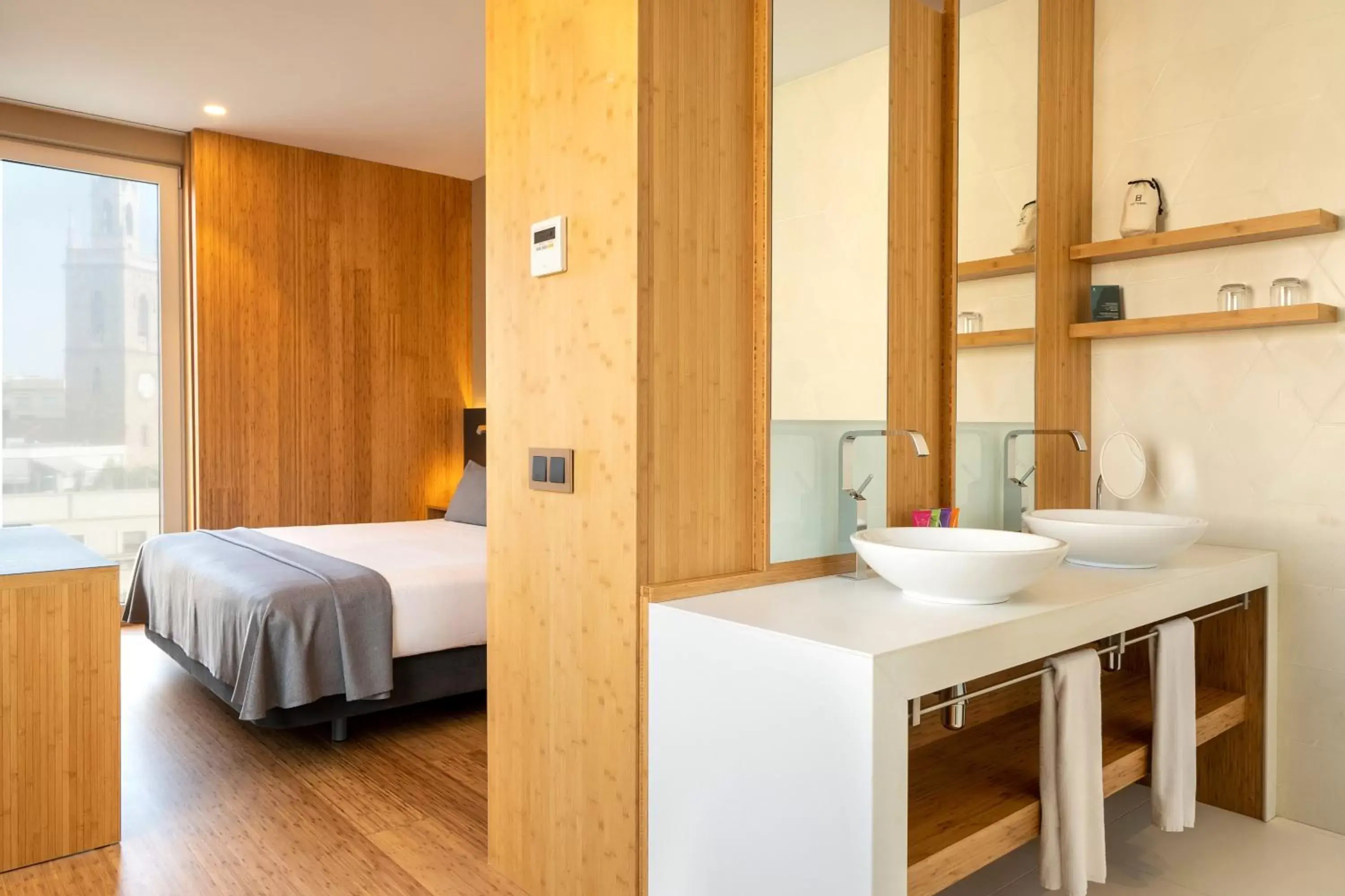 Bed, Bathroom in Ocean Drive Barcelona