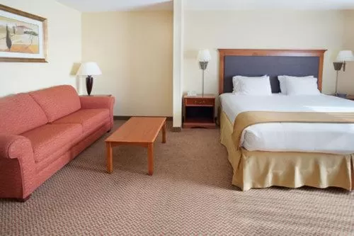 Photo of the whole room, Bed in Holiday Inn Express & Suites - Laredo-Event Center Area by IHG