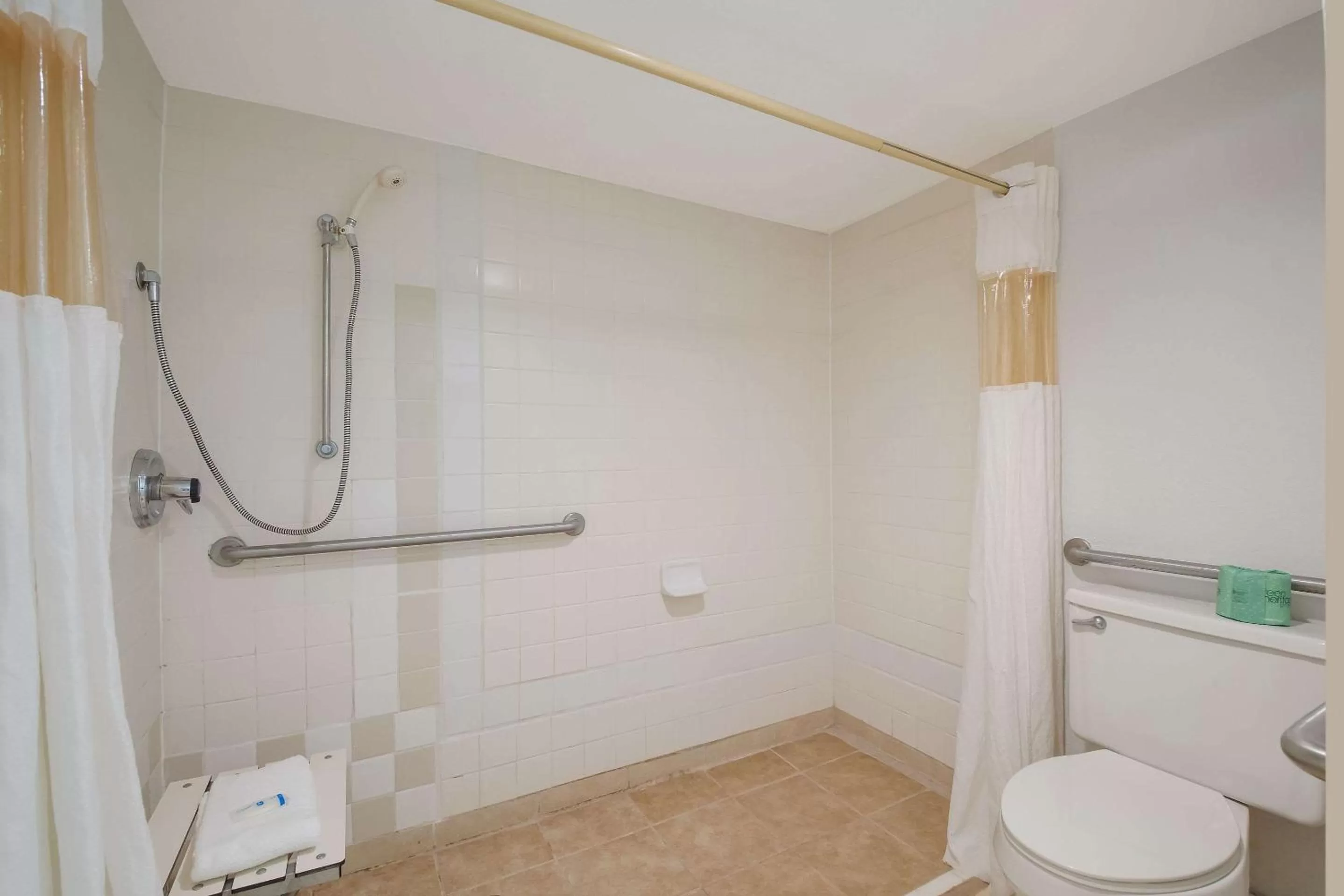 Bedroom in Rodeway Inn Cleveland TN I-75