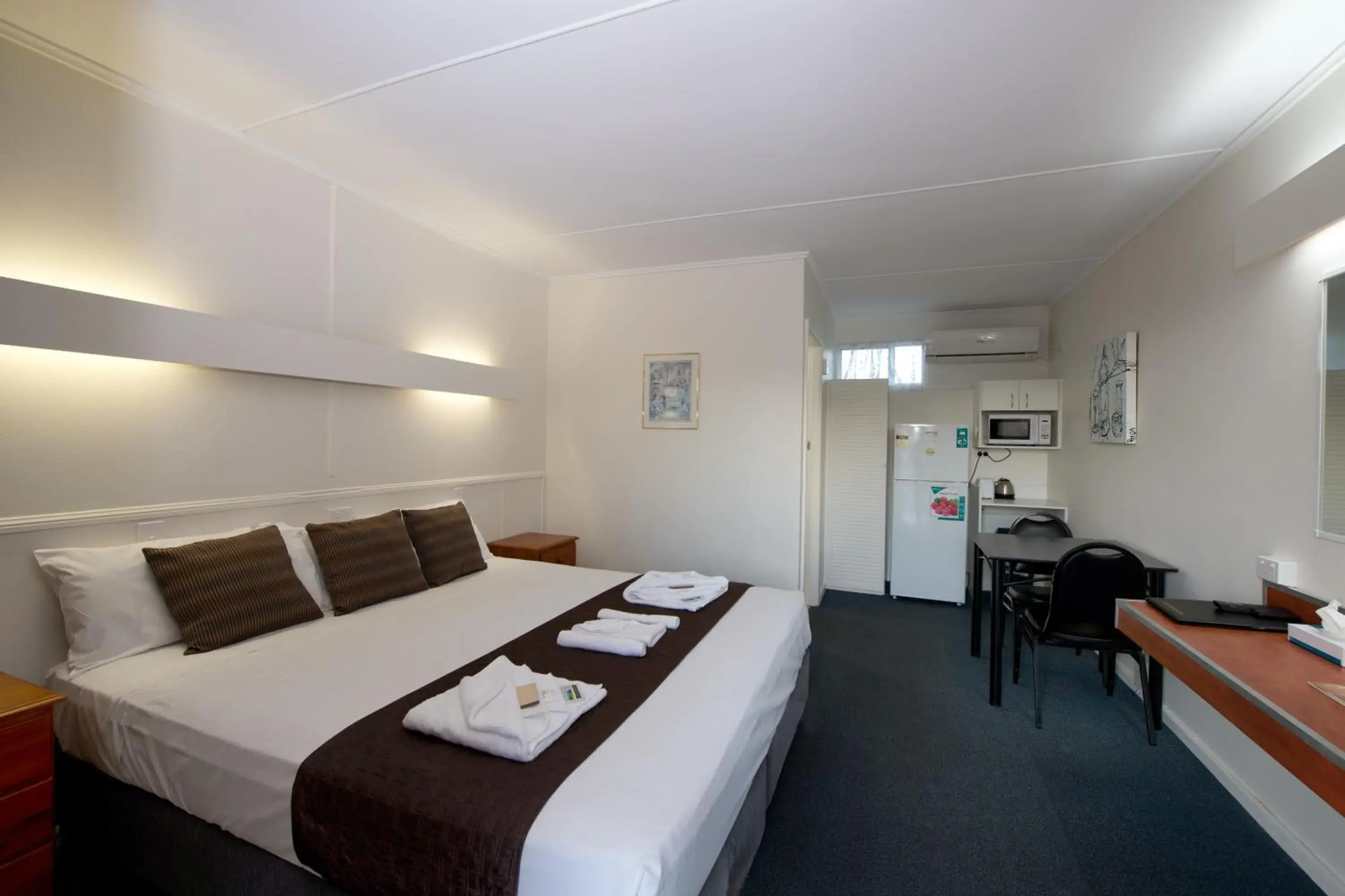 Photo of the whole room, Bed in Mineral Sands Motel