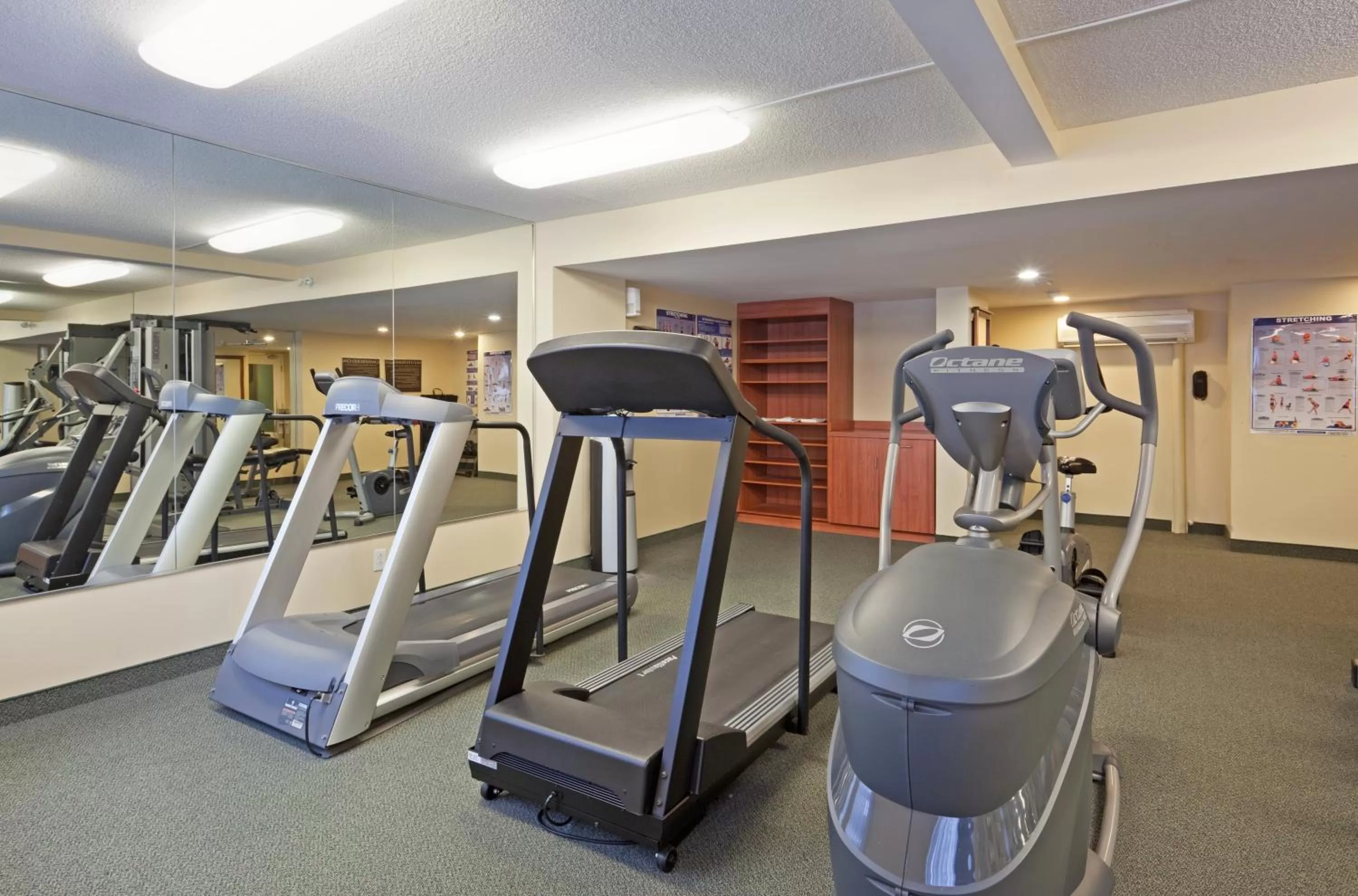 Fitness centre/facilities in Hôtel Saint-Laurent Montréal
