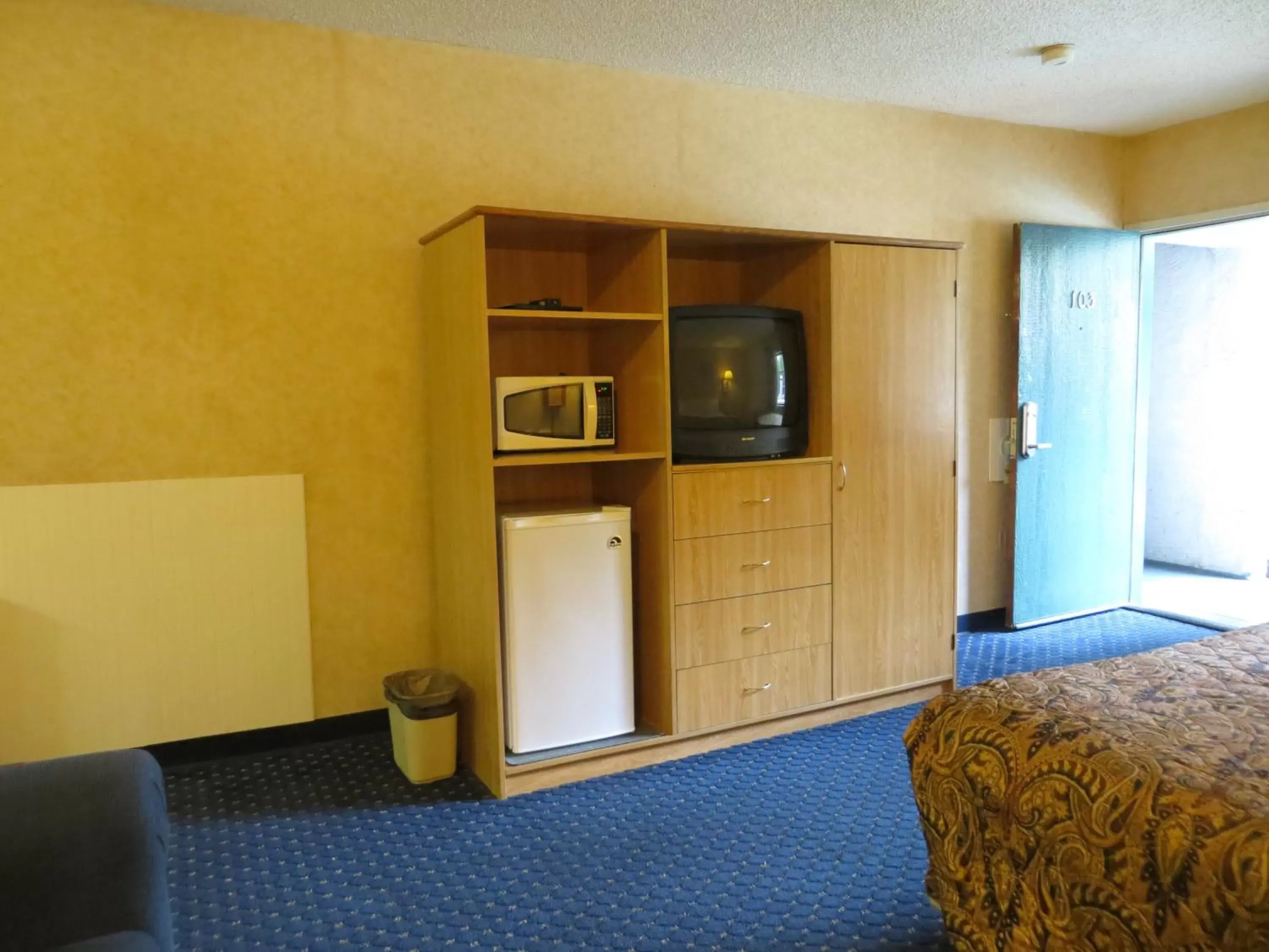 Bedroom, TV/Entertainment Center in Days Inn by Wyndham Anaheim West