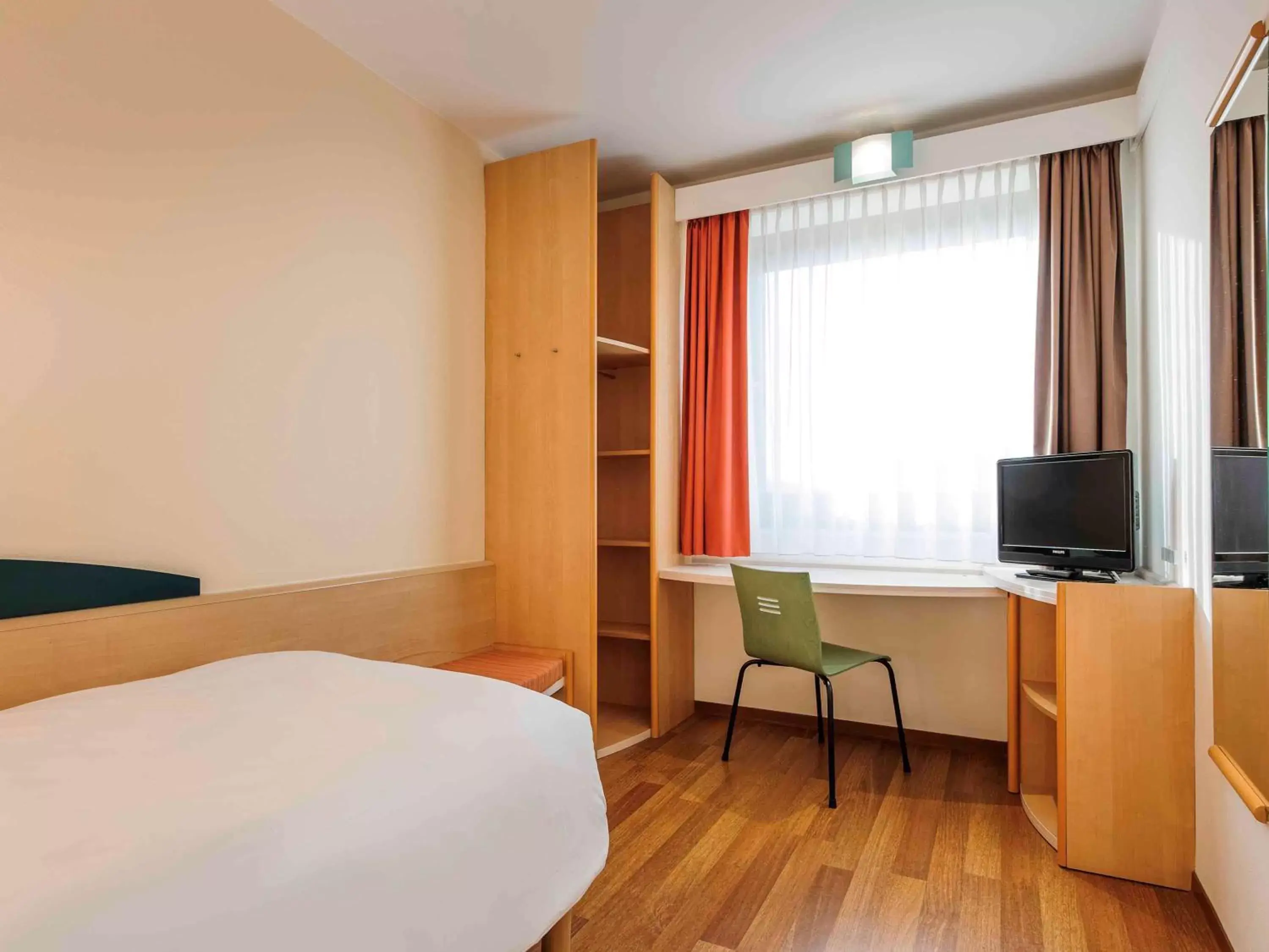 Photo of the whole room, TV/Entertainment Center in ibis Berlin Messe