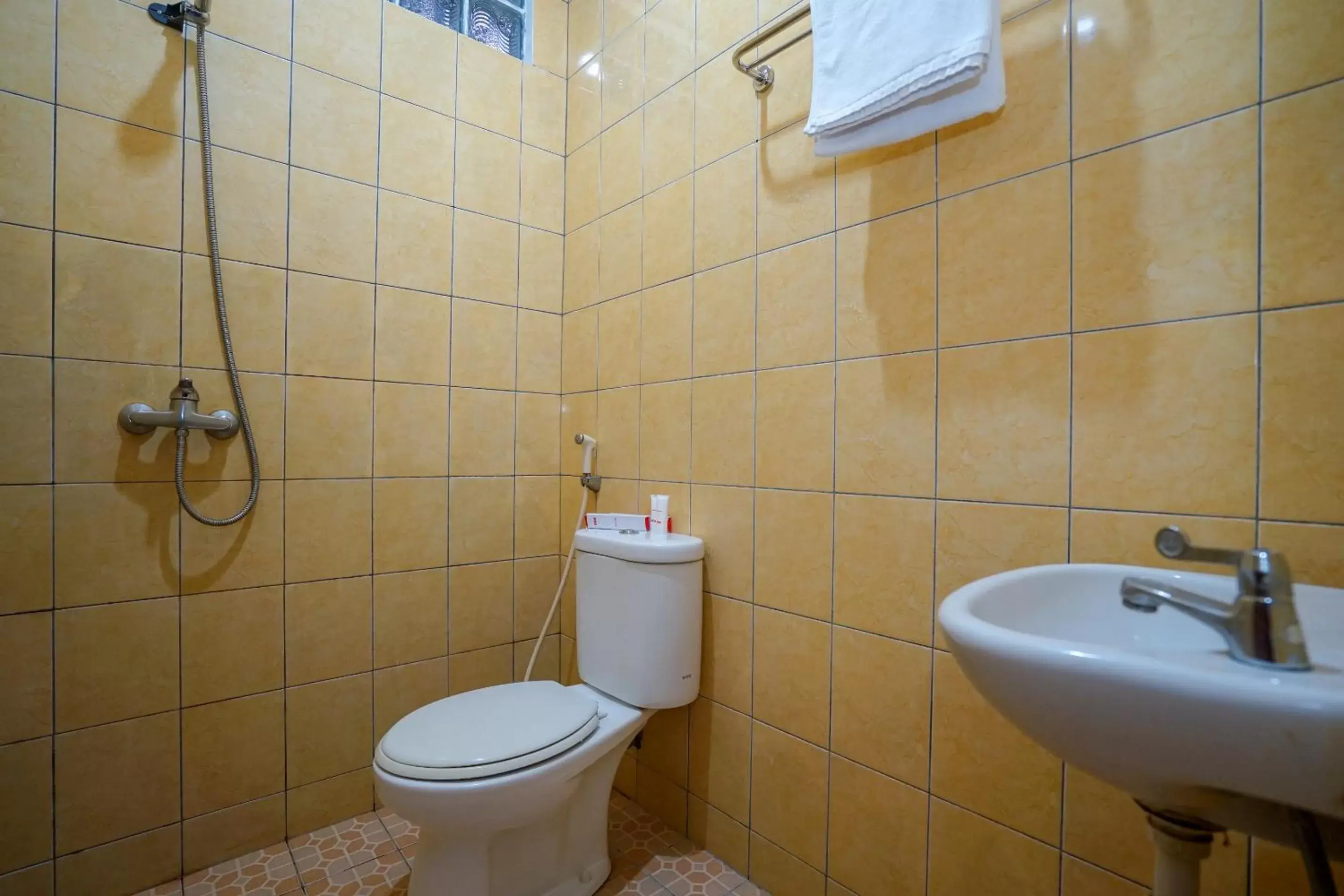 Bathroom in Super OYO 1844 Bravo Residence