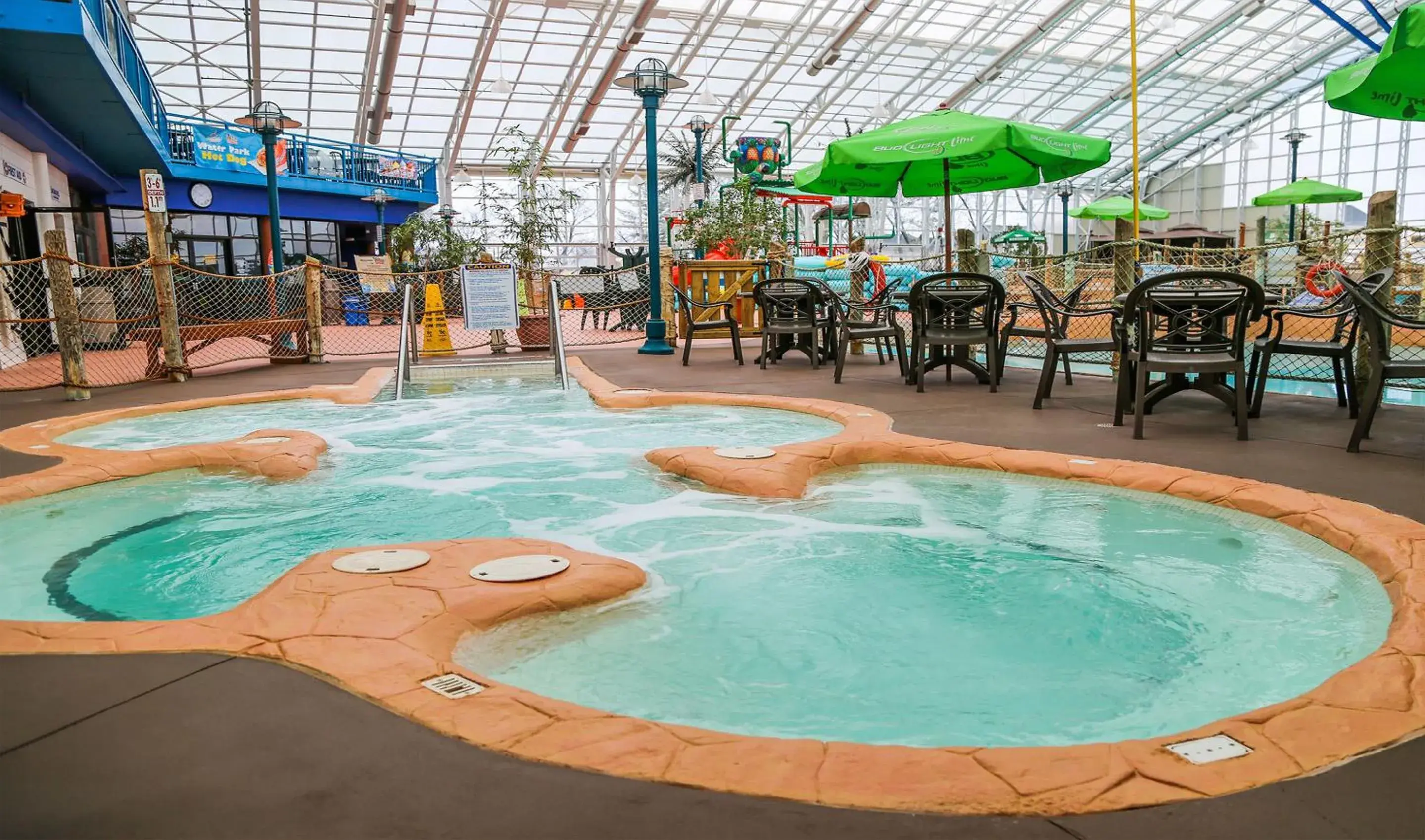 Hot Tub, Swimming Pool in Americana Waterpark Resort & Spa