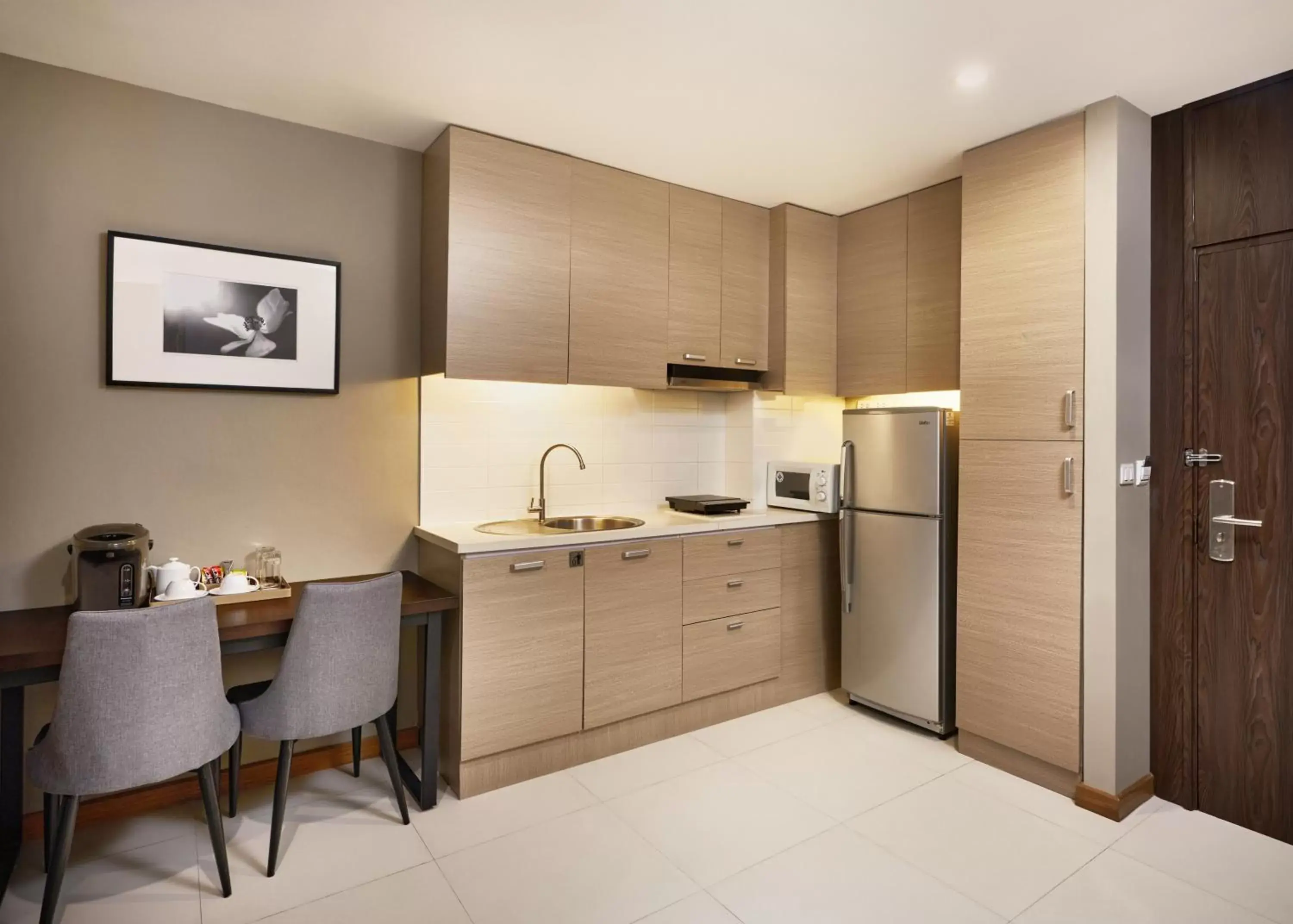 Kitchen/Kitchenette in Altera Hotel and Residence by At Mind