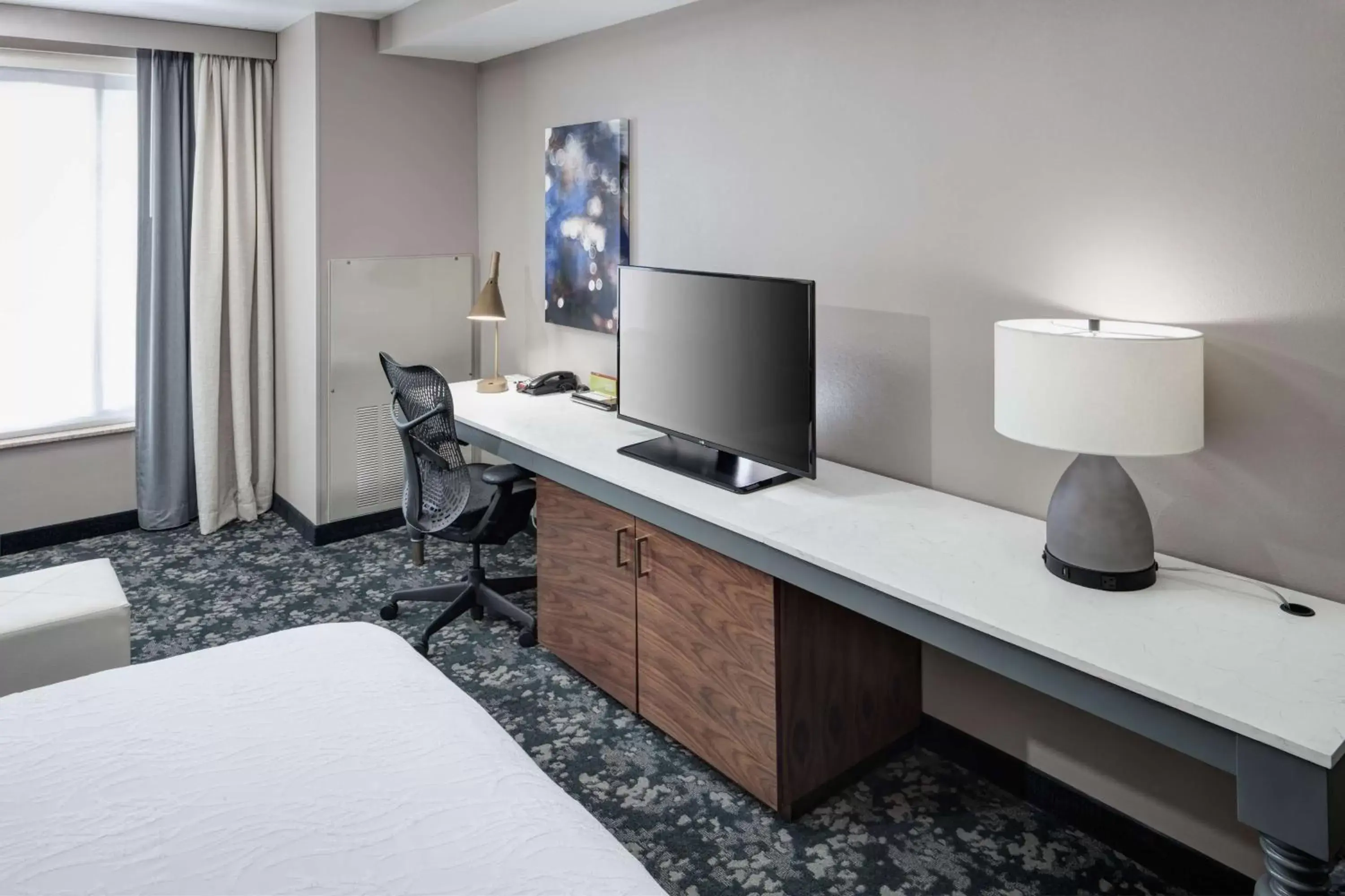 Bed, TV/Entertainment Center in Hilton Garden Inn Nashville Vanderbilt