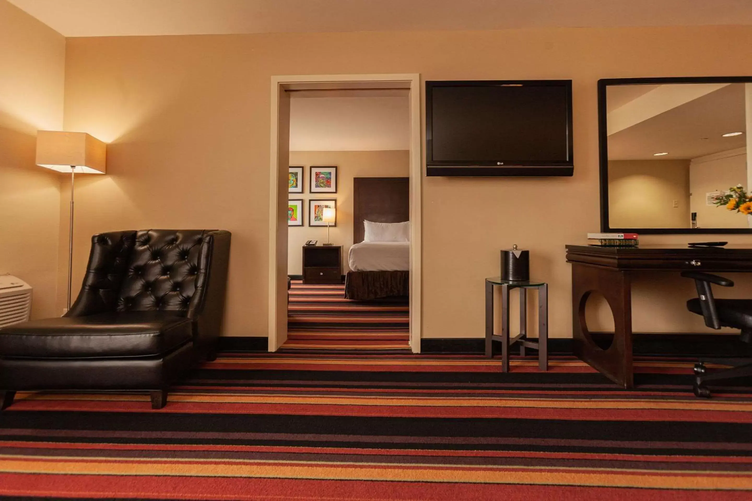 Bedroom, TV/Entertainment Center in Clarion Hotel New Orleans - Airport & Conference Center