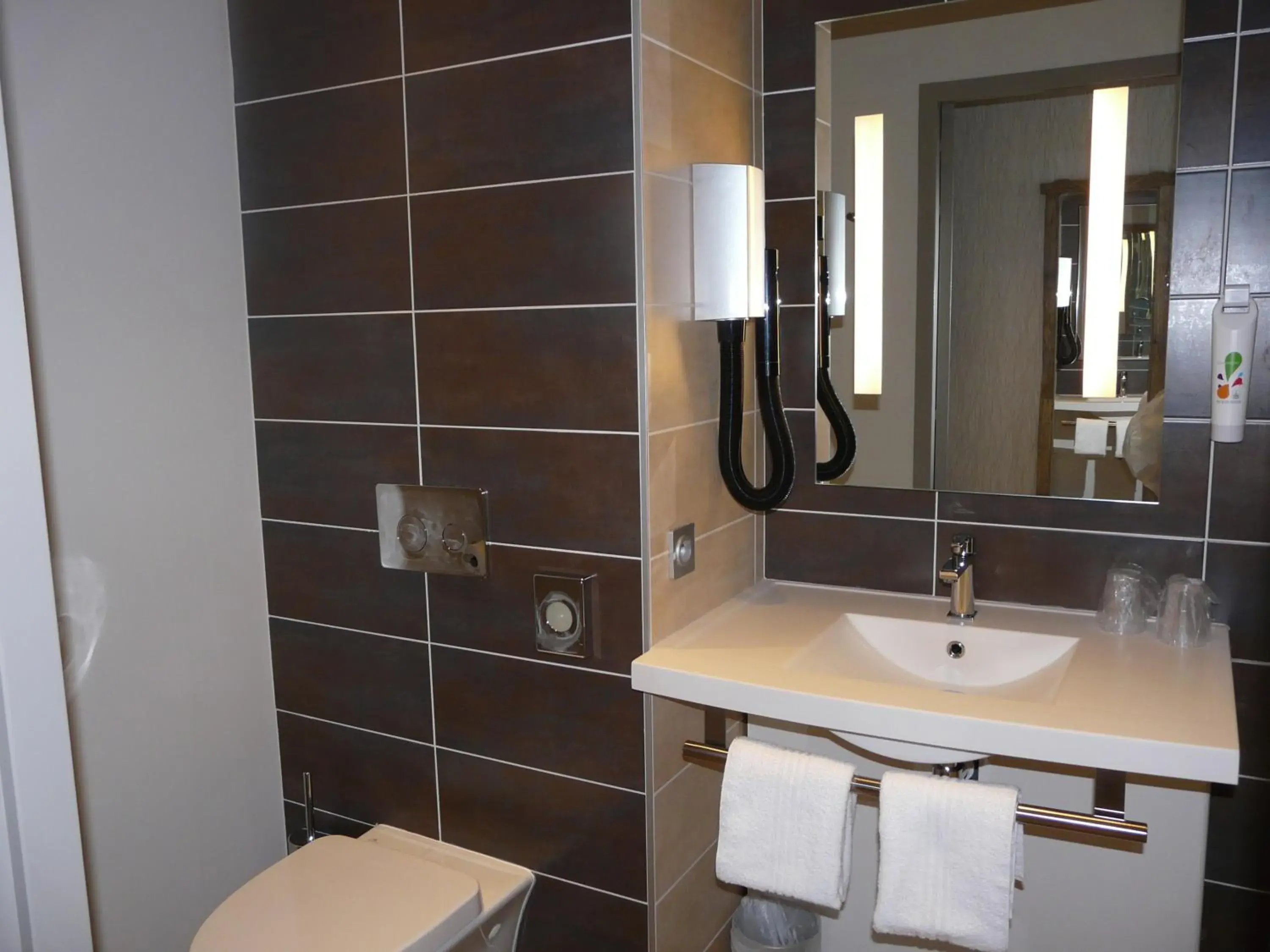 Bed, Bathroom in Ibis Styles Vierzon