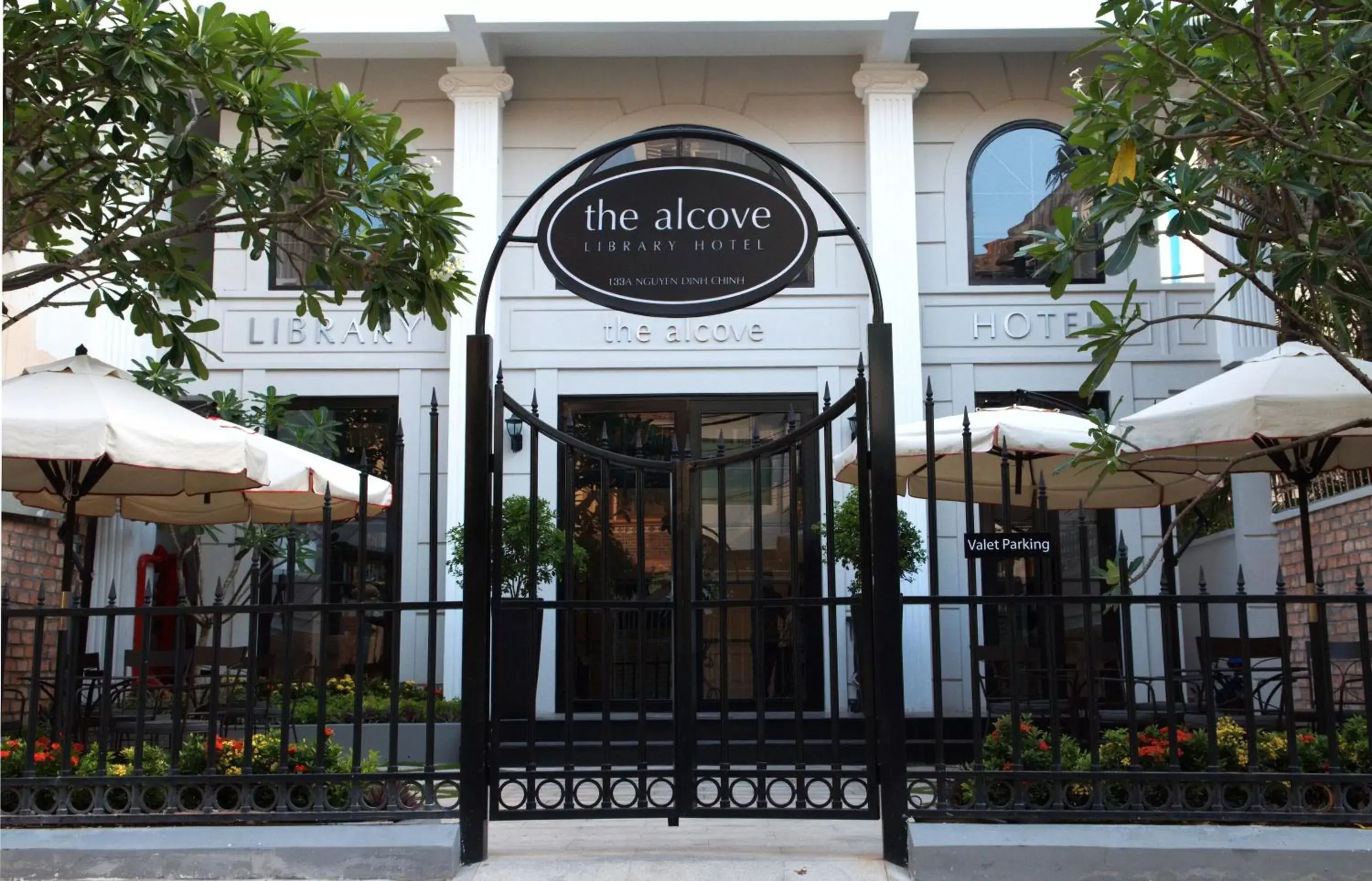 Facade/entrance in The Alcove Library Hotel