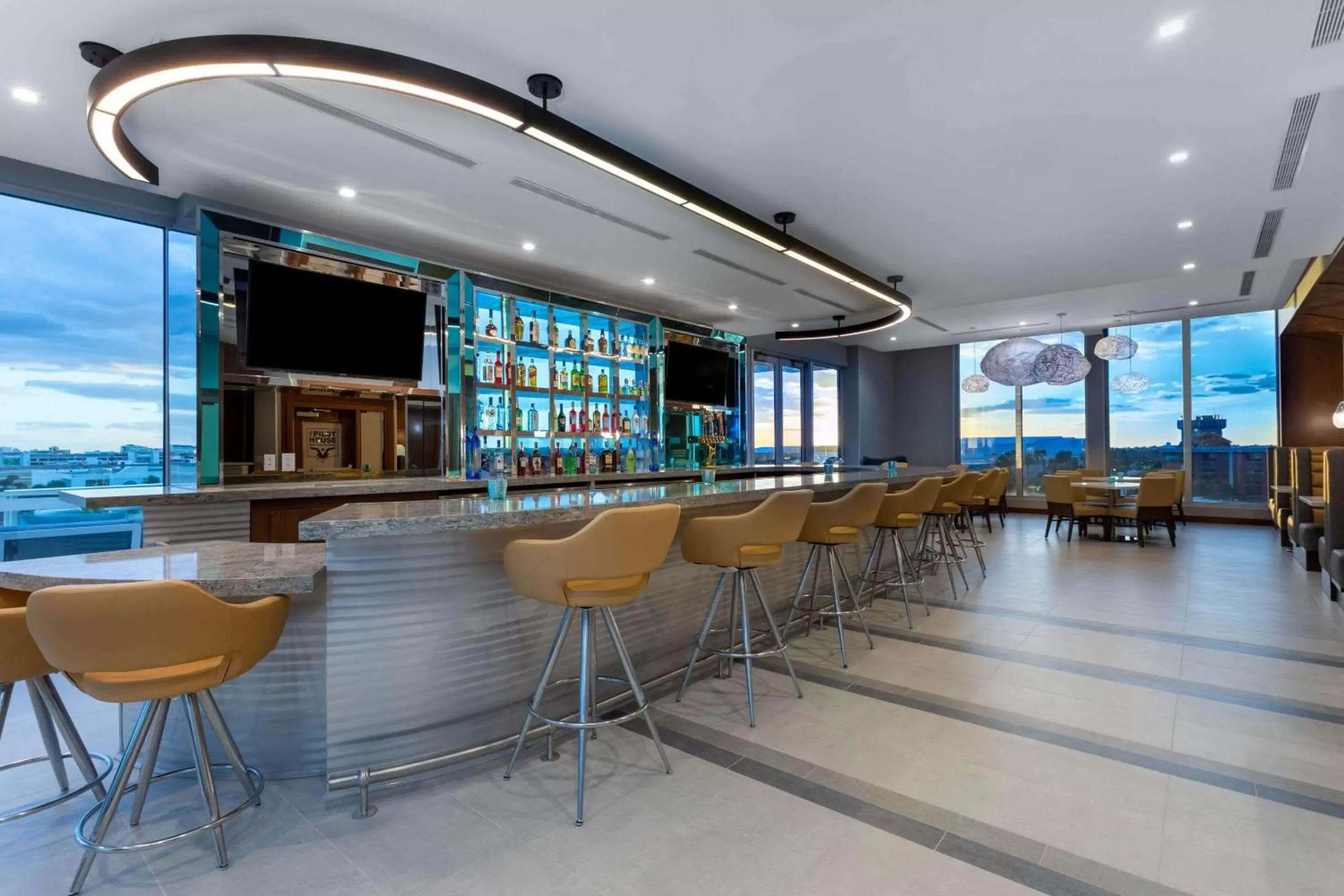 Restaurant/places to eat, Lounge/Bar in Wyndham Garden Miami International Airport