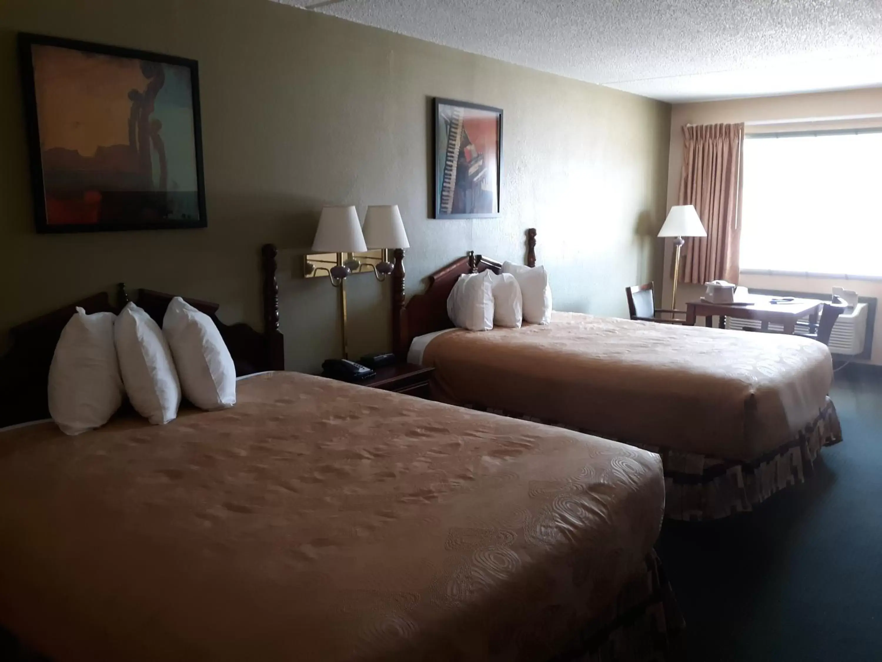 Photo of the whole room, Bed in Angel Inn - near IMAX