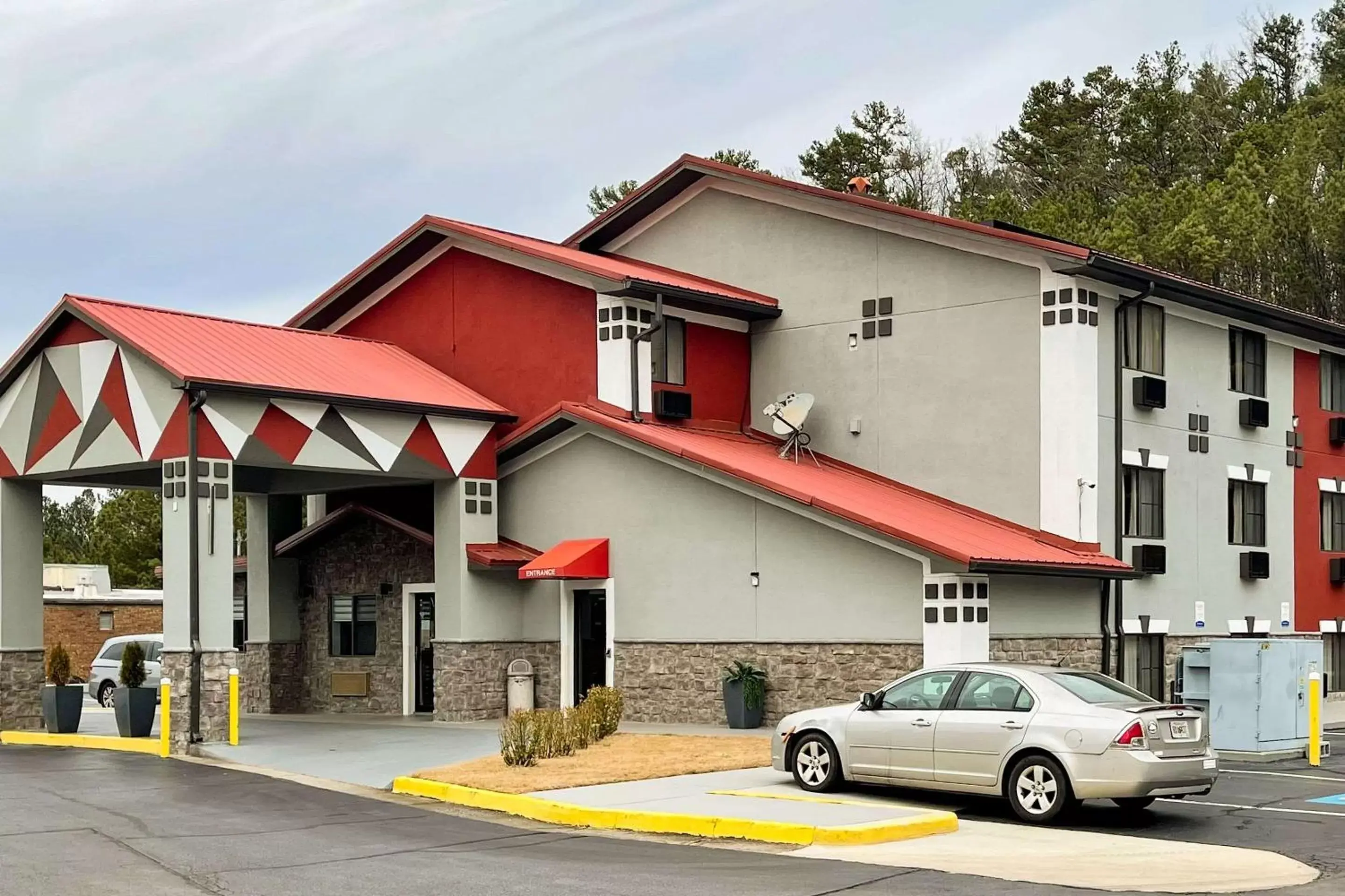 Property Building in Econo Lodge Cartersville-Emerson Lake Point