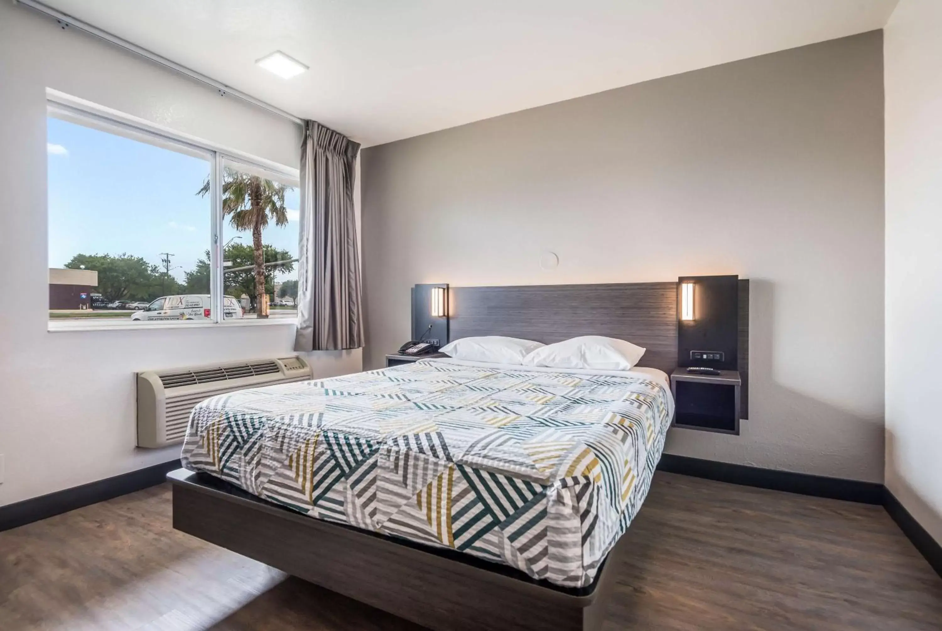 Photo of the whole room, Bed in Motel 6-College Station, TX - Bryan Photo of the whole room, Bed in Motel 6-College Station, TX - Bryan