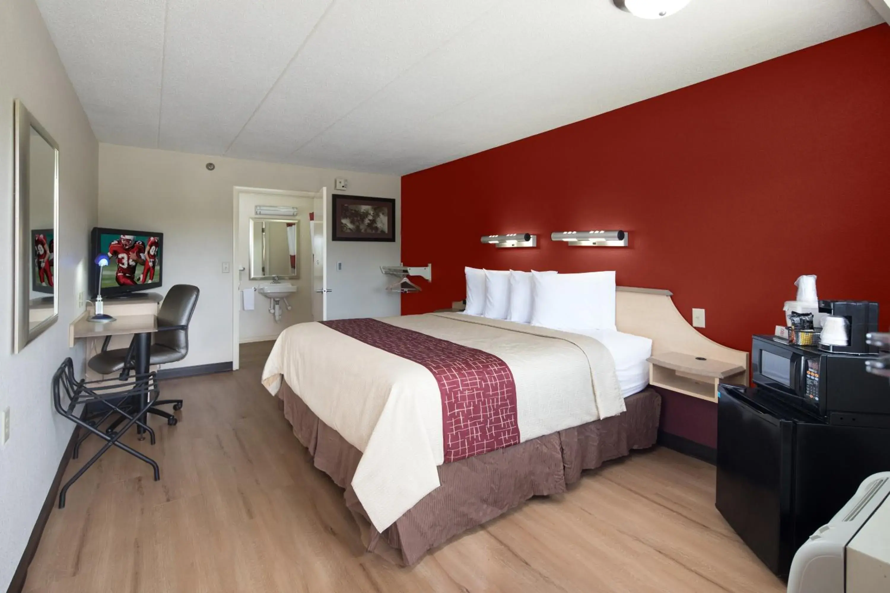 Photo of the whole room, Bed in Red Roof Inn Cincinnati Northeast - Blue Ash
