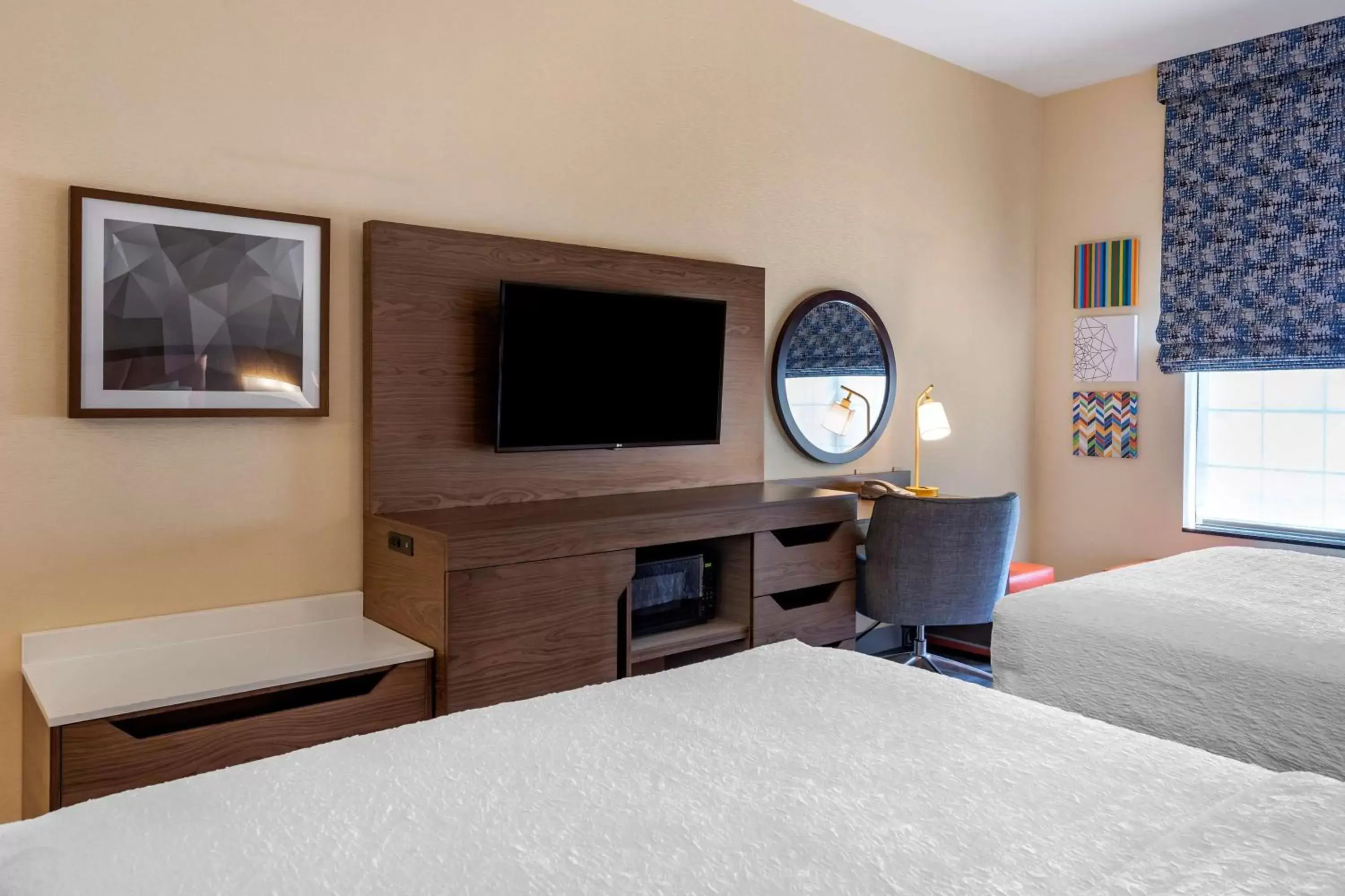 Bedroom, TV/Entertainment Center in Hampton Inn Norco/Corona