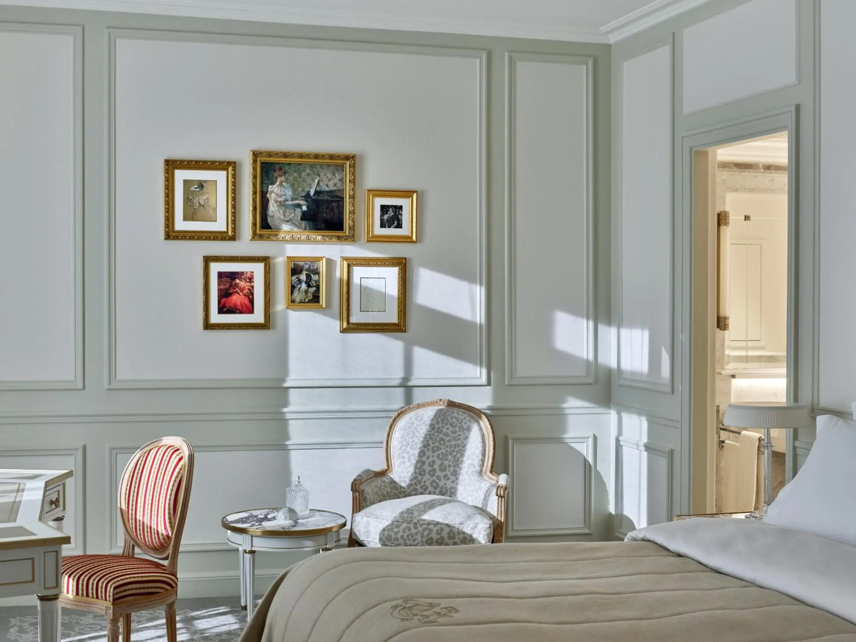 Bedroom, Seating Area in Le Meurice - Dorchester Collection