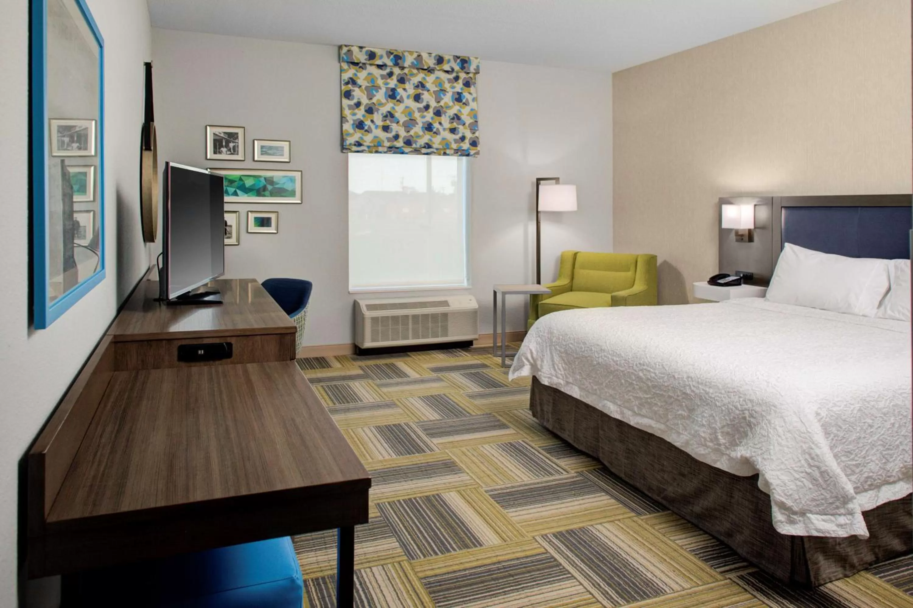 Bedroom, Bed in Hampton Inn & Suites Syracuse North Airport Area