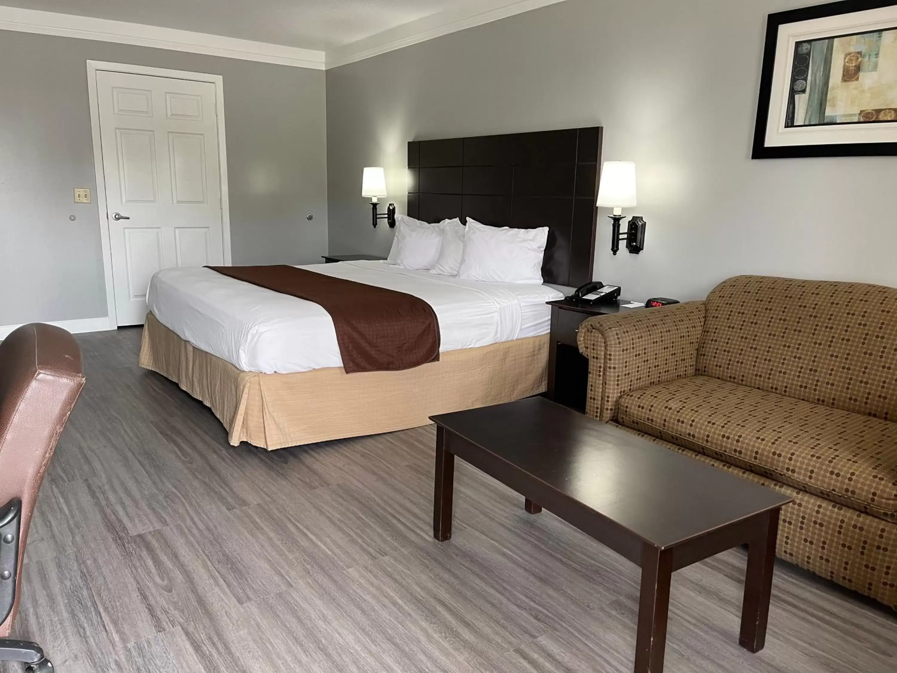 Photo of the whole room, Bed in Super 6 Inn & Suites