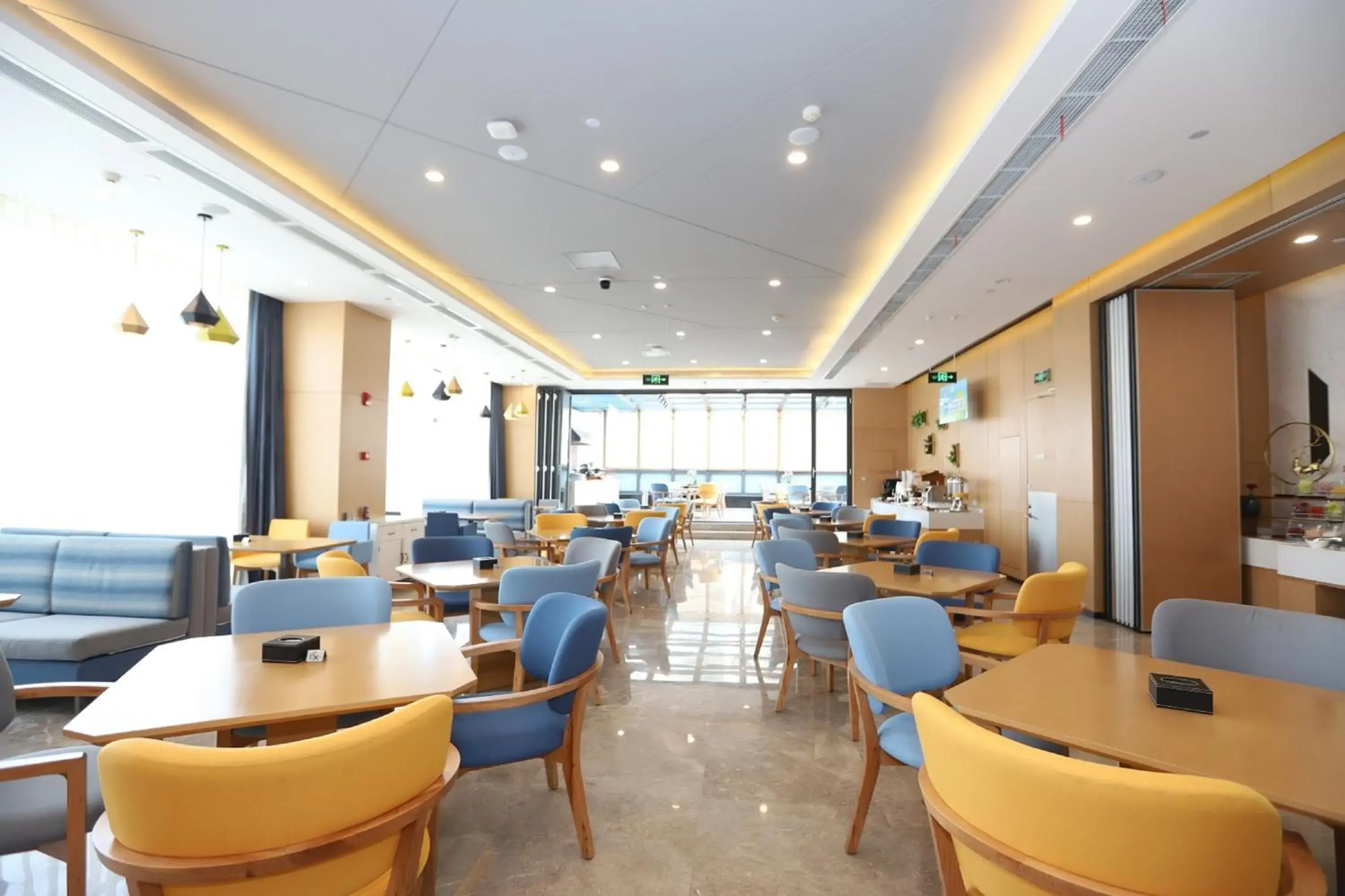 Breakfast, Lounge/Bar in Holiday Inn Express Chengdu Xindu, an IHG Hotel