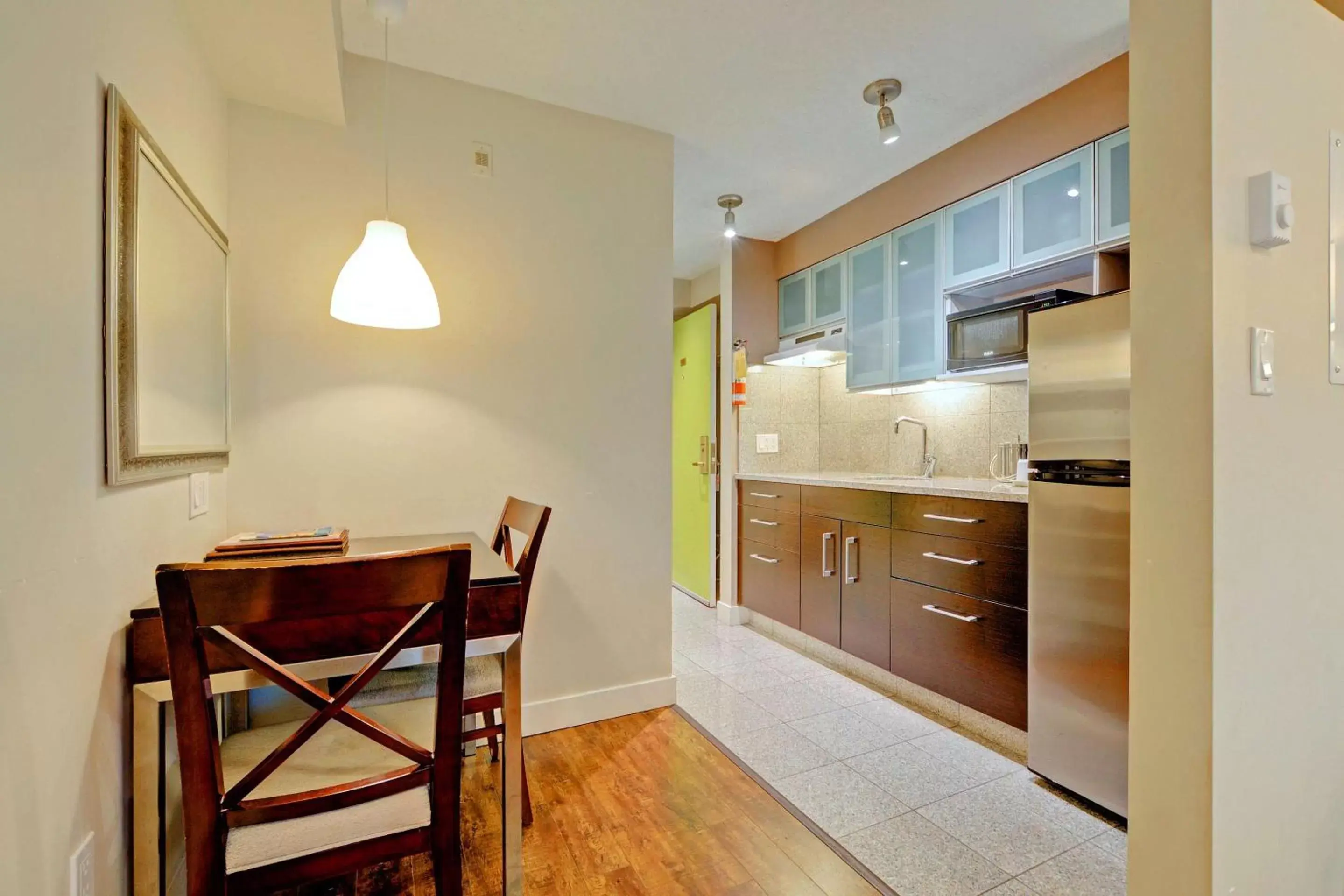 Kitchen/Kitchenette in Red Lion Inn and Suites Victoria