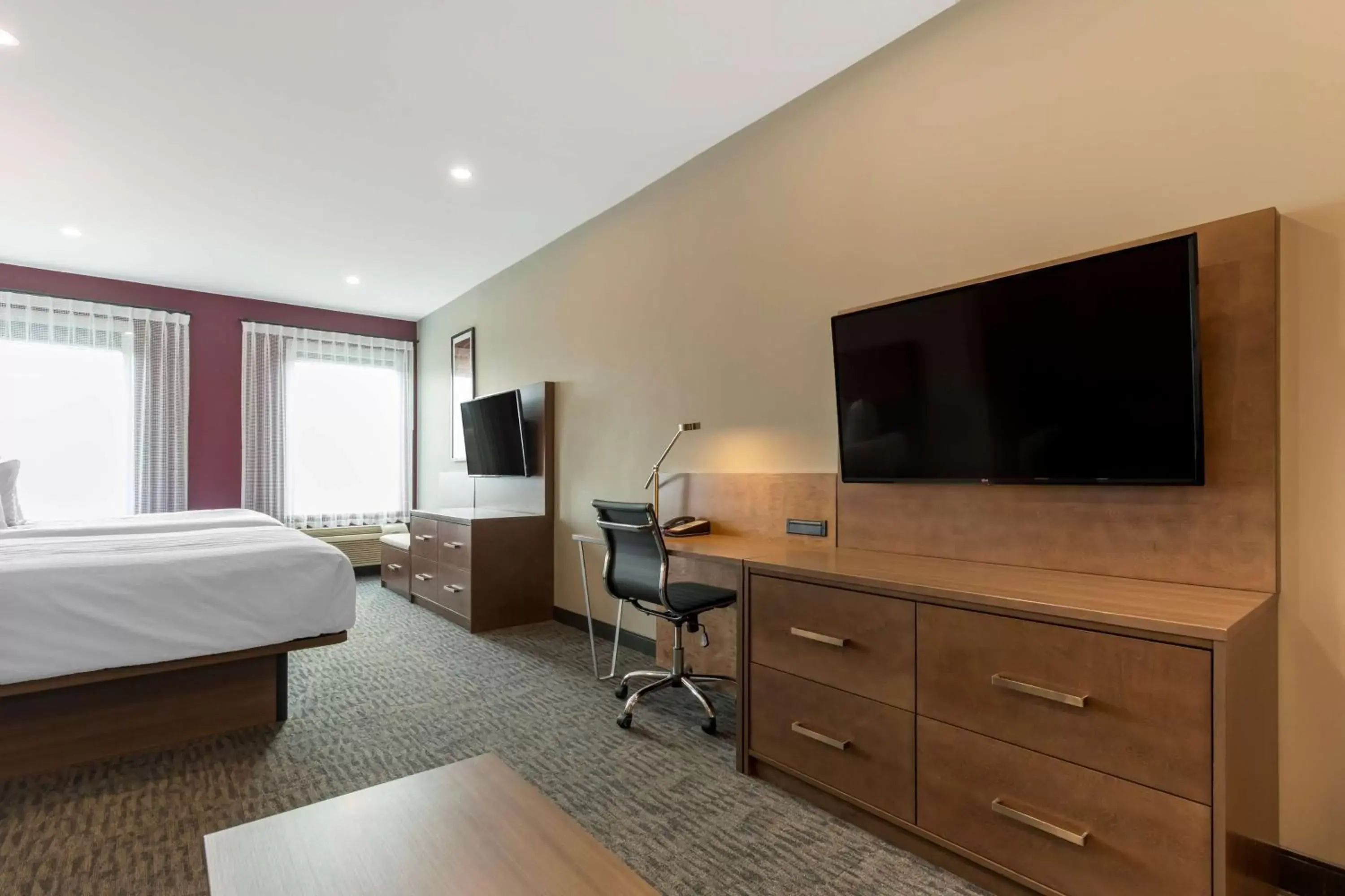 Bedroom, TV/Entertainment Center in Best Western Plus Dauphin