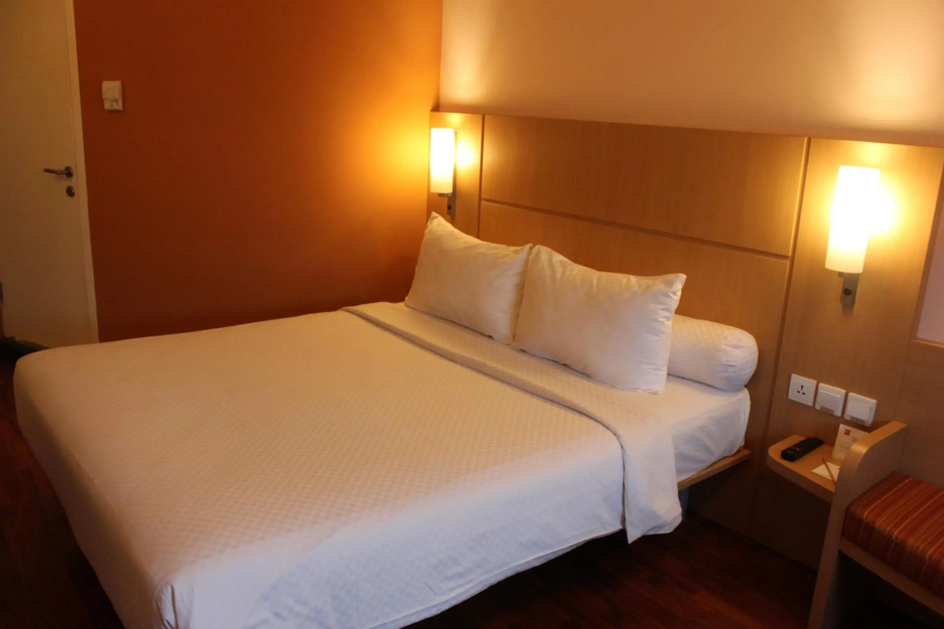 Bedroom, Bed in Ibis Balikpapan Hotel