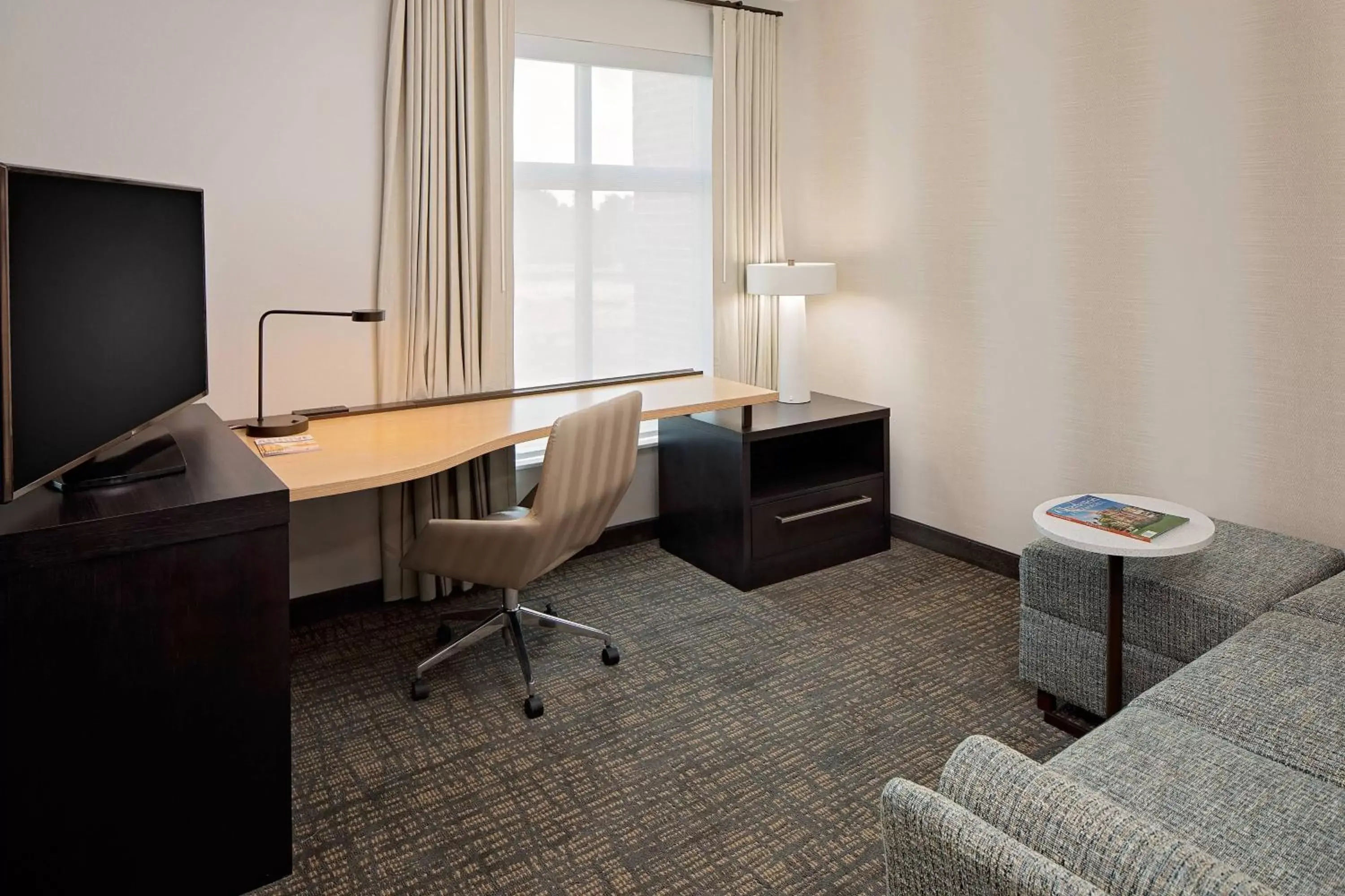 Living room, TV/Entertainment Center in Residence Inn by Marriott Charleston Summerville